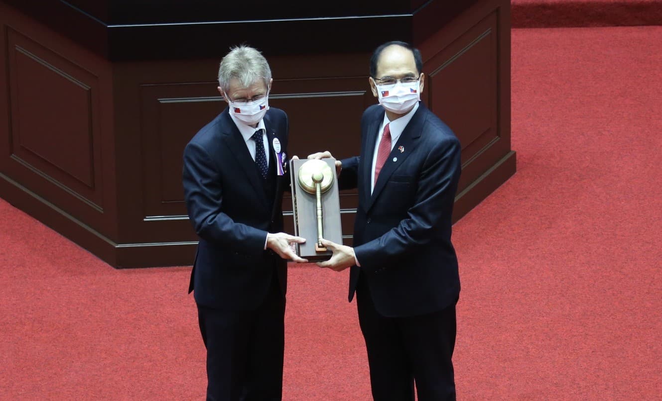 捷克參議長韋德齊（左）近日來台訪問，卻被中國外長恐嚇。