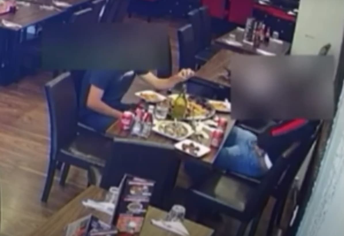 噁男為了吃霸王餐手段激烈，連抓下體毛髮兩次才肯罷休。（翻攝自網路）