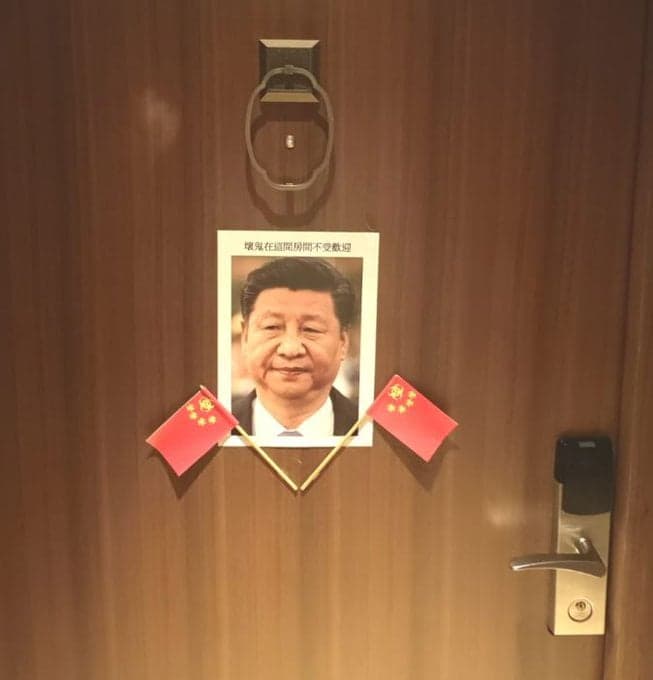 門上出現習近平肖像，還在下方插了兩支五星旗，照片上更以繁體字寫著「壞鬼在這間房間不受歡迎」。（翻攝自Lumír Aschenbrenner臉書）