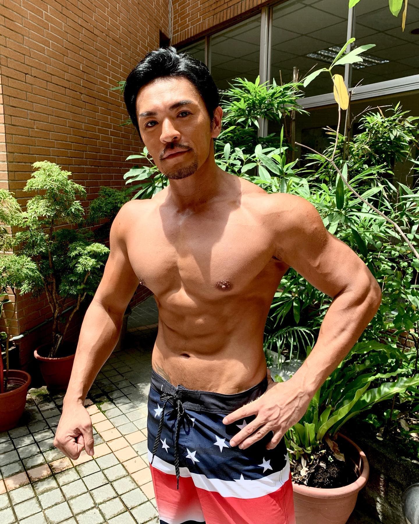 夢多和書那娜交往1年多，傳出被抓包劈腿而分手。（翻攝自夢多臉書）