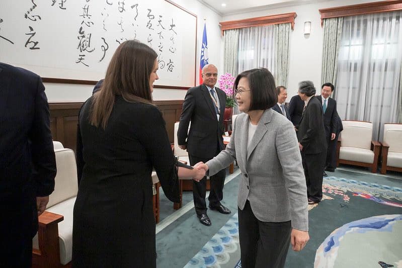 2019年10月，卸下發言人職務的桑德斯（左）來台參加論壇，與總統蔡英文（右）見面。（翻攝自Twitter／SarahHuckabee）