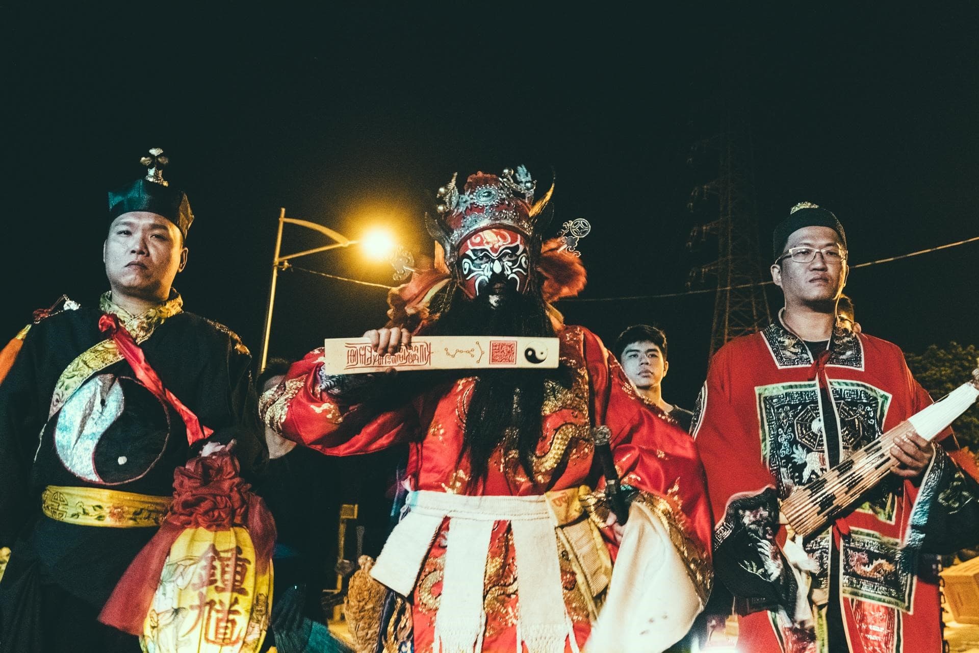  金馬影帝李康生（中）飾演扮鍾馗的法師，電影宗教顧問龍哥（左一）拍片時全程在現場。  （華影國際提供）