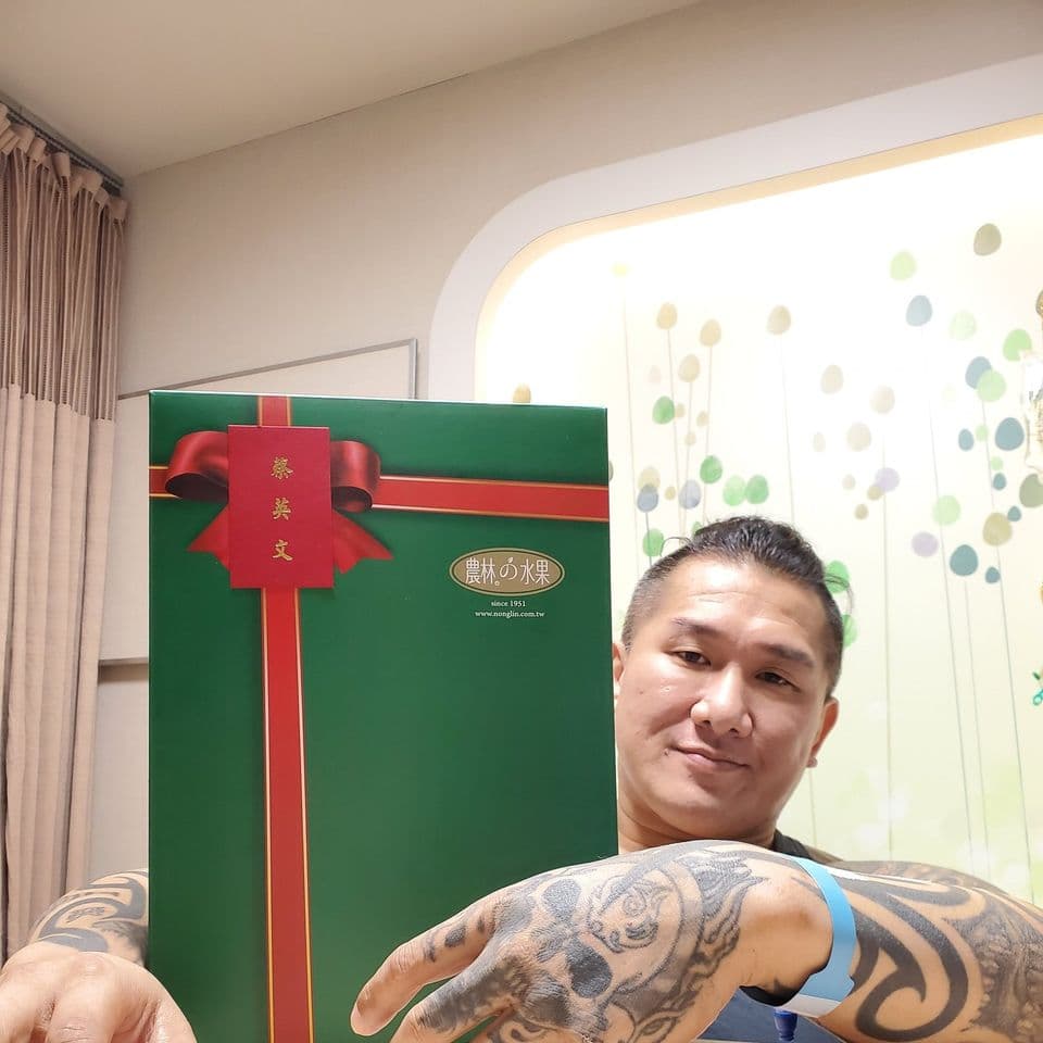 館長中彈入院，蔡英文總統派民進黨副祕書長林鶴明贈送水果禮盒慰問，館長在臉書發文：「感謝總統關心。」（翻攝自飆捍臉書）
