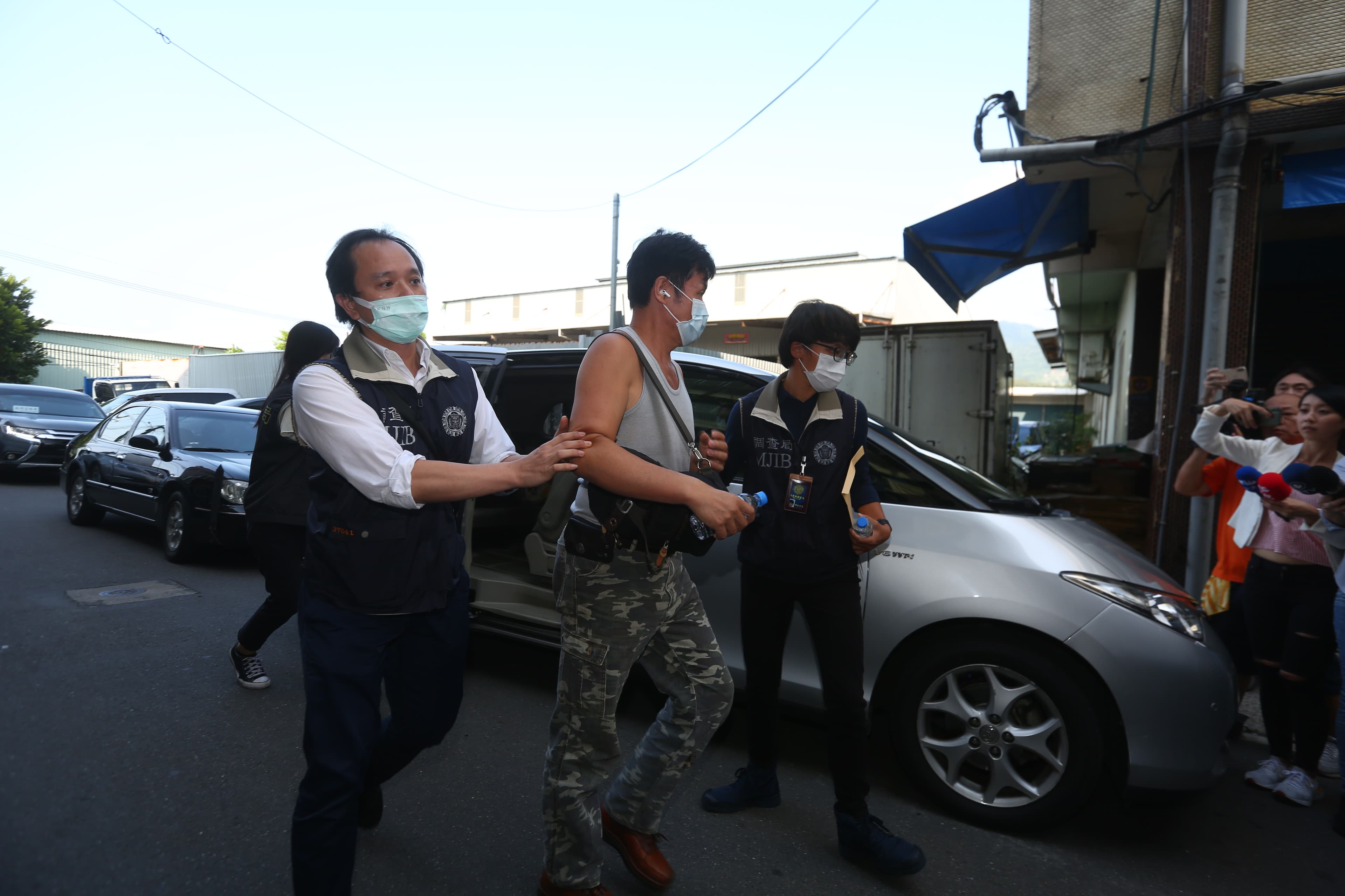 加利科技負責人林明進在檢調陪同之下回到廠房。