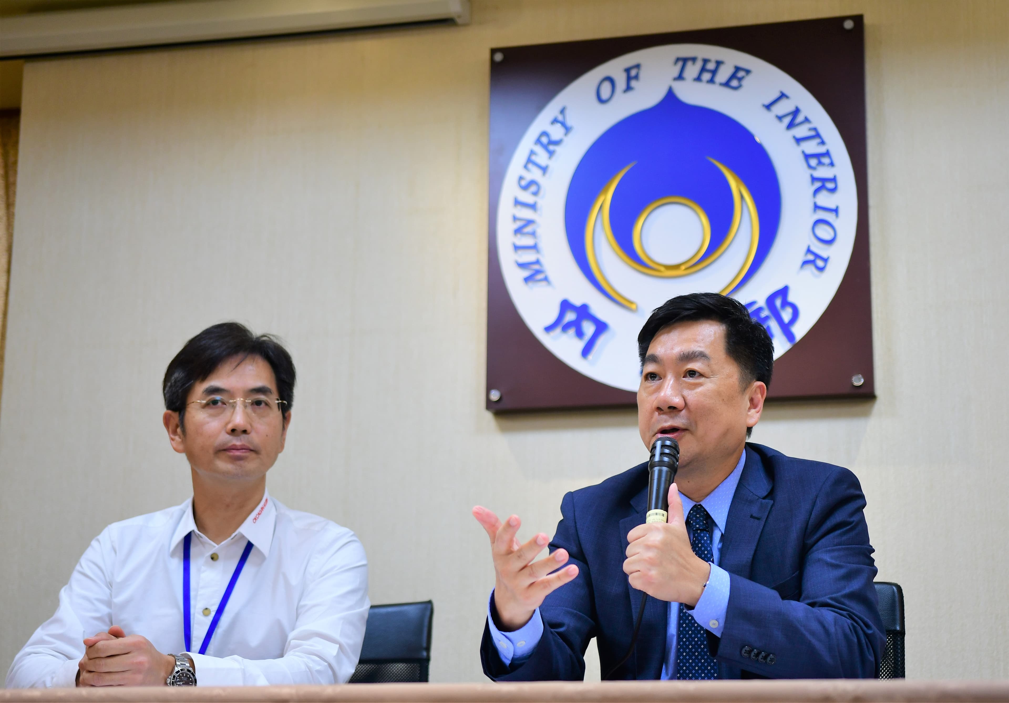 慶籌會祕書長陳宗彥（右）邀請民眾一同參加今年的國慶大會。（內政部提供）