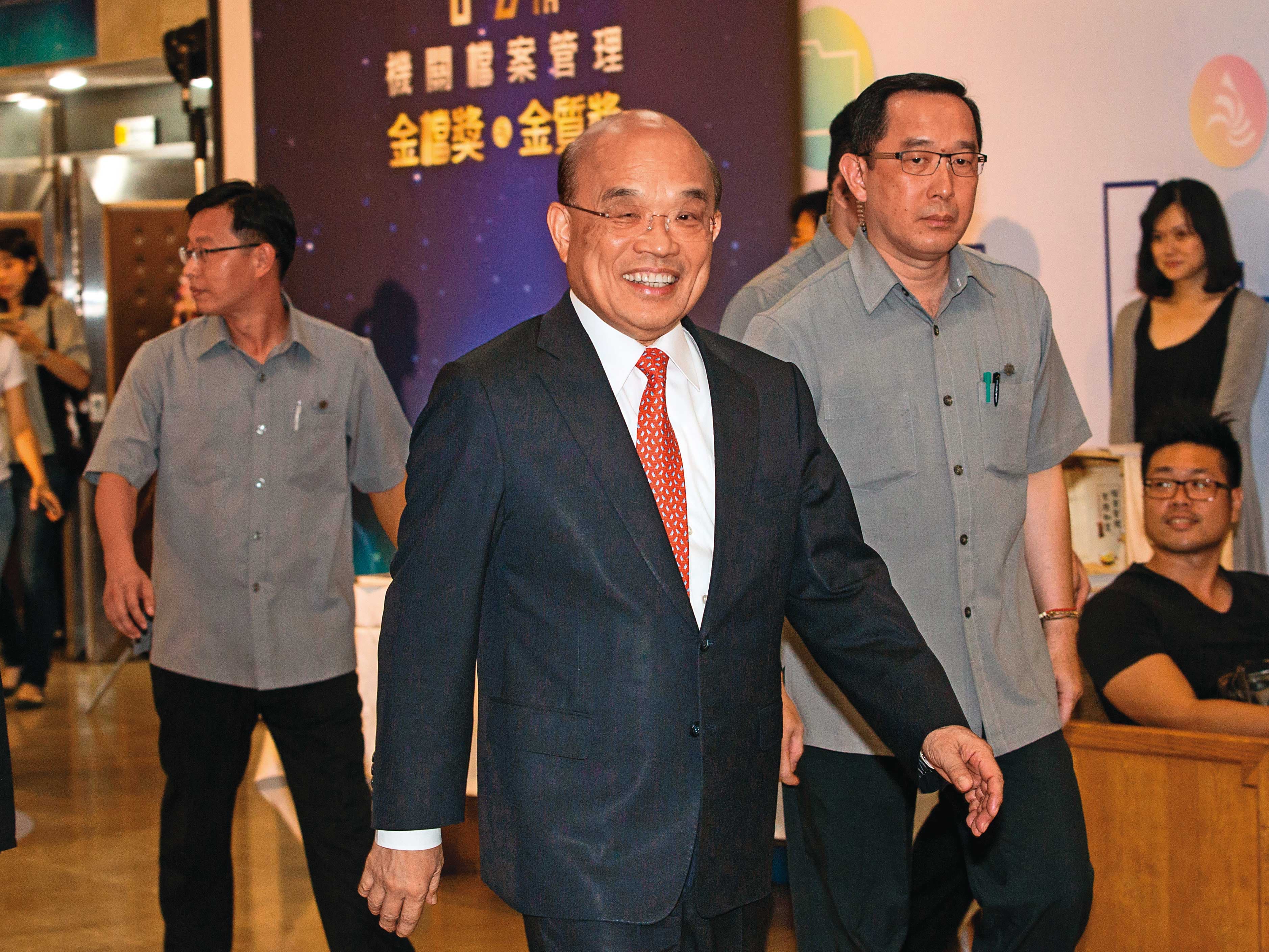 行政院長蘇貞昌（左2）表態，絕不放手彰銀給台新金，也讓吳東亮死心。