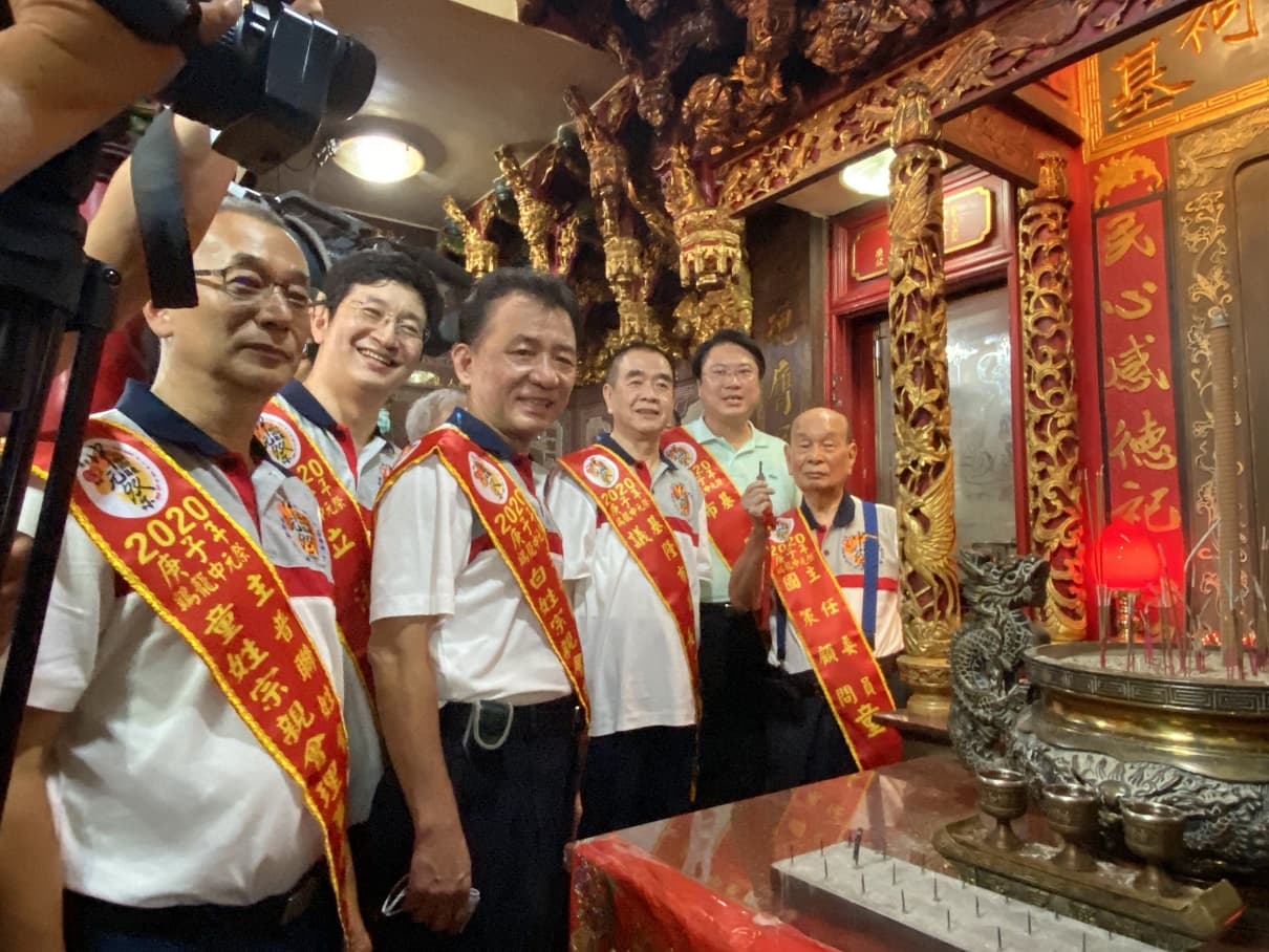 眾人準備開龕門，手拿鑰匙者為童永。