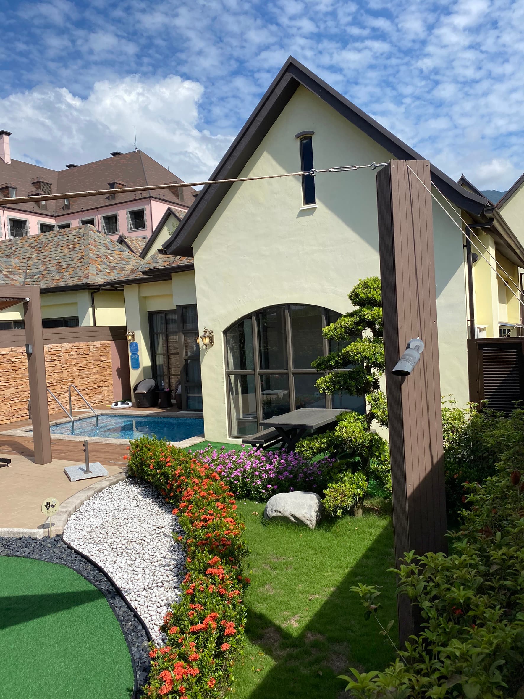 林先生不滿酒店在Villa內安裝監視器，他入住時不但沒告知他，他發現後，酒店也不願提供畫面。（讀者提供）