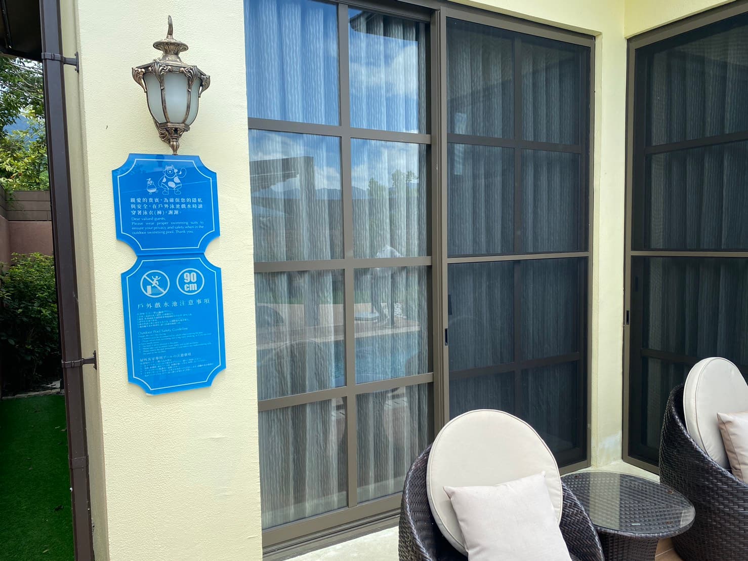該酒店強調，重視旅客安全加裝監視器，並提醒房客使用戶外泳池需穿著泳裝等告示。（瑞穗天合國際觀光酒店提供）