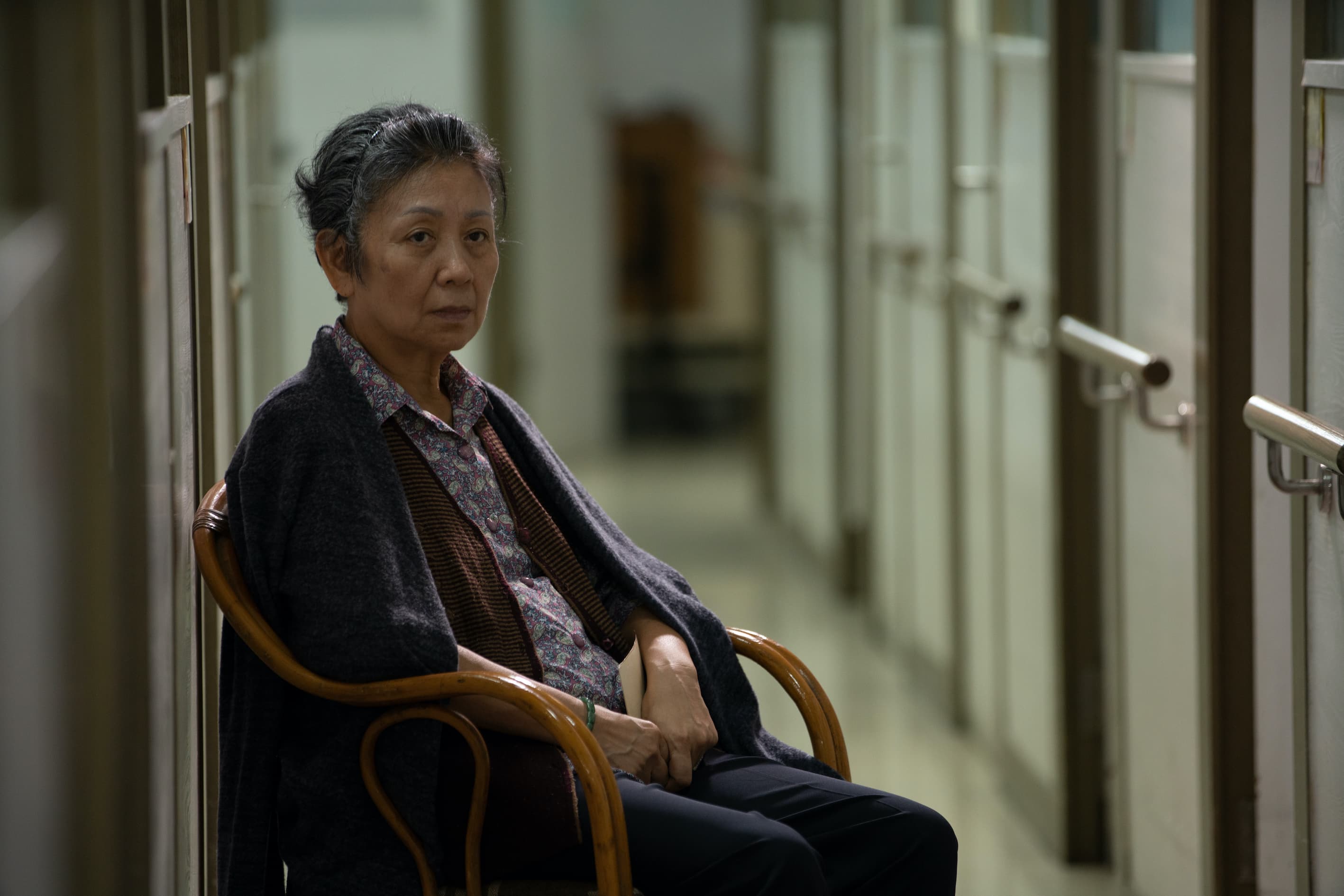 時隔8年，鮑起靜再演郭富城的媽媽，病榻上思念兒子模樣，逼出觀眾眼淚。（華映娛樂提供）