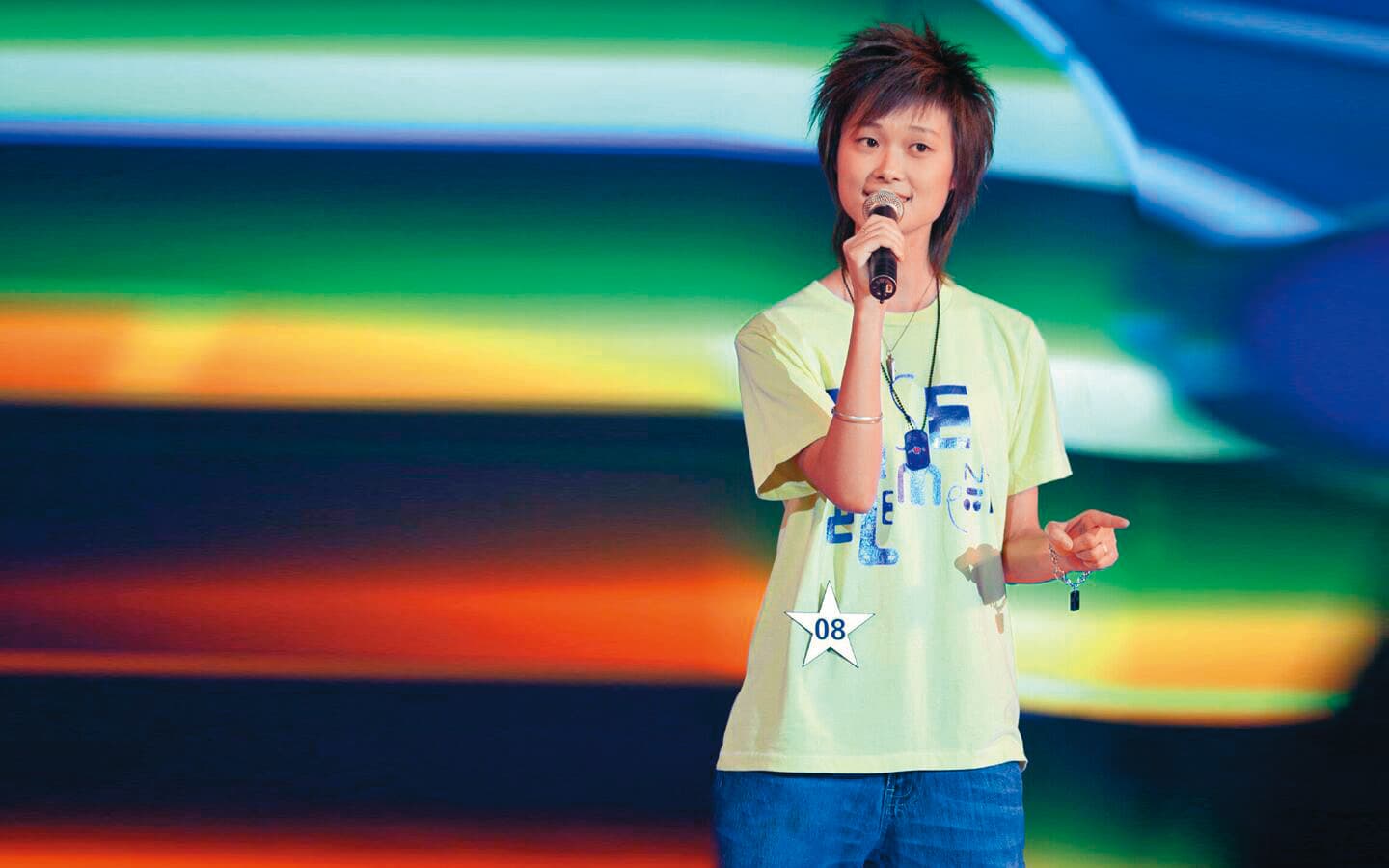 李宇春2005年從《超級女聲》選秀奪冠出道（圖），至今形象丕變，15年來人氣不墜，也帶動大陸粉絲對本土偶像崇拜風氣。（翻攝自微博）