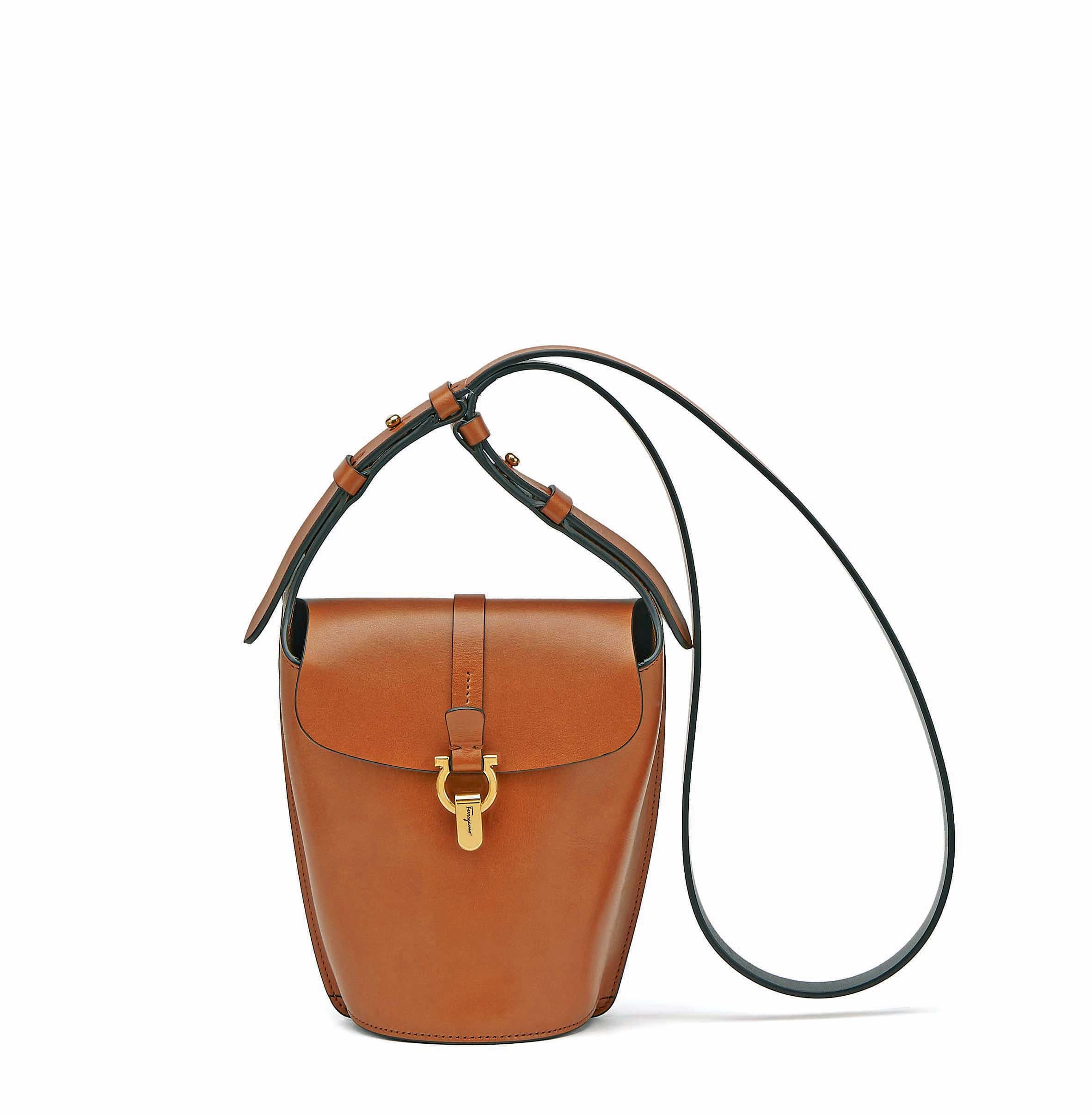 New Line駝色牛皮斜背包。NT$55,900。（Salvatore Ferragamo提供）