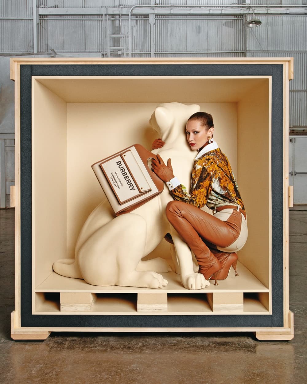 BURBERRY由超模Bella Hadid以豹的角色為形象視覺注入生命。BURBERRY Pocket NT$55,000。（BURBERRY提供）