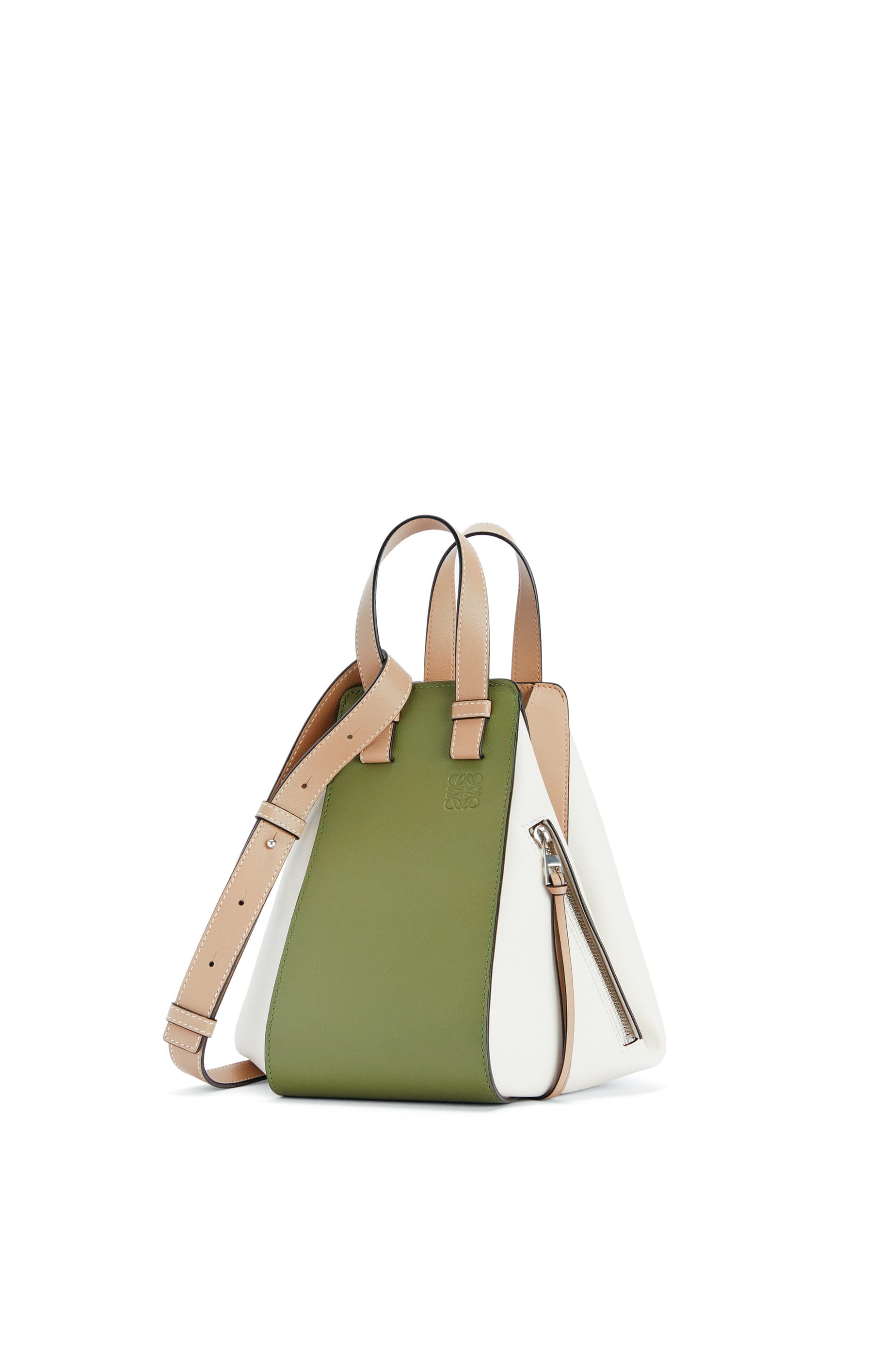 Hammock酪梨綠白拼色小牛皮肩背提包。NT$88,000。（LOEWE提供）
