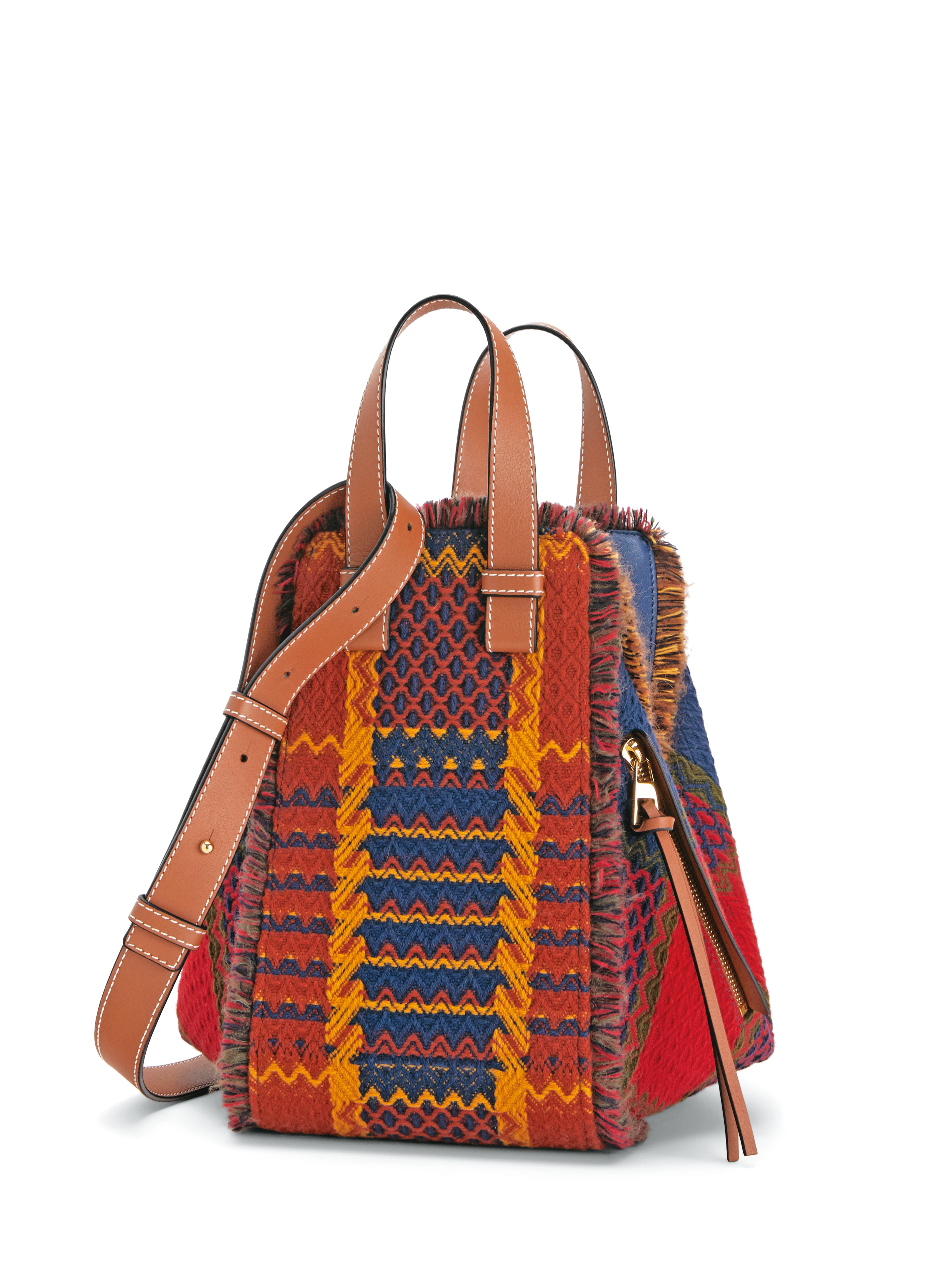 Hammock紅色織布拼接小牛皮肩背提包。NT$81,000。（LOEWE提供）