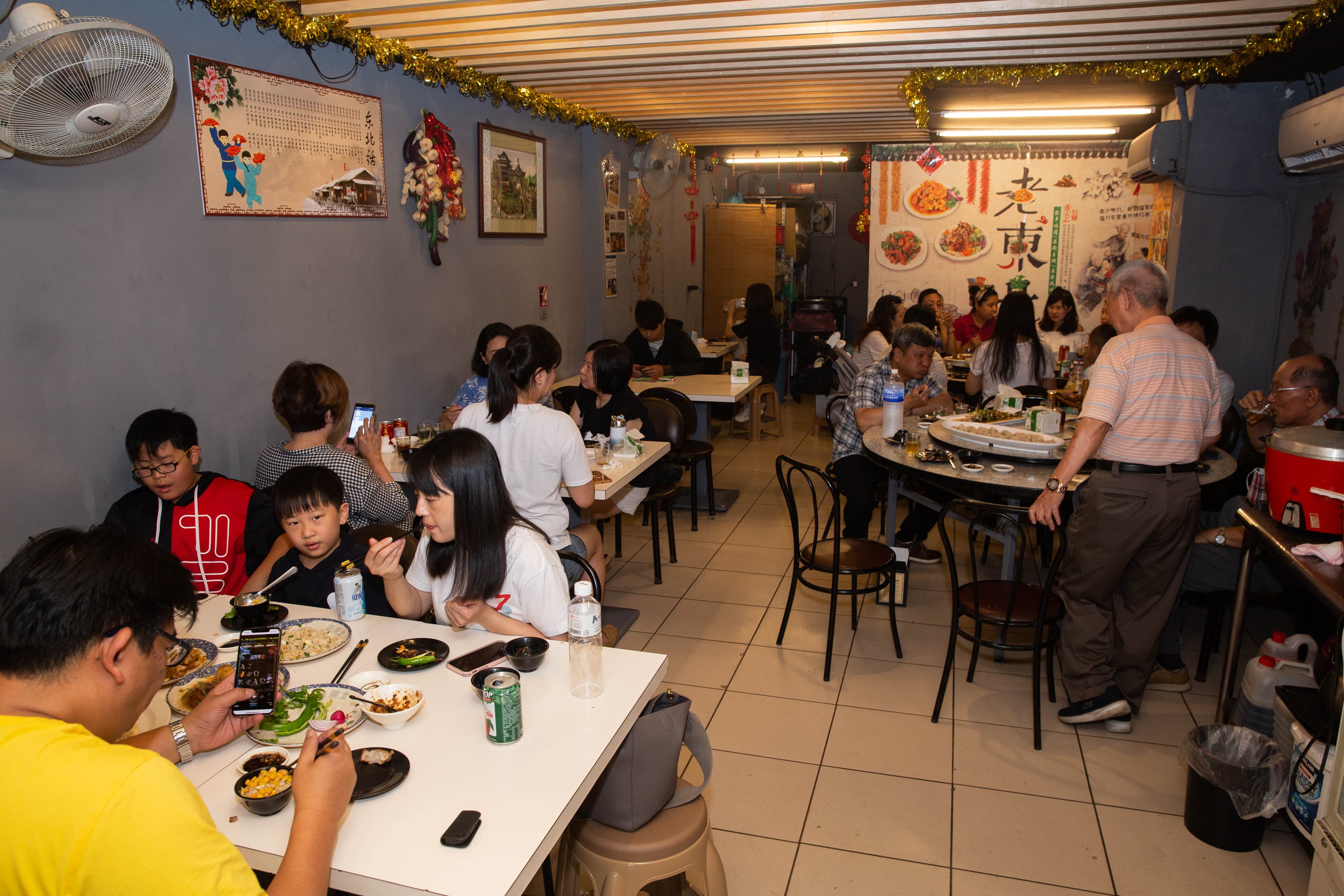 每逢用餐時間，老東北必定座無虛席，用餐最好事先預約。