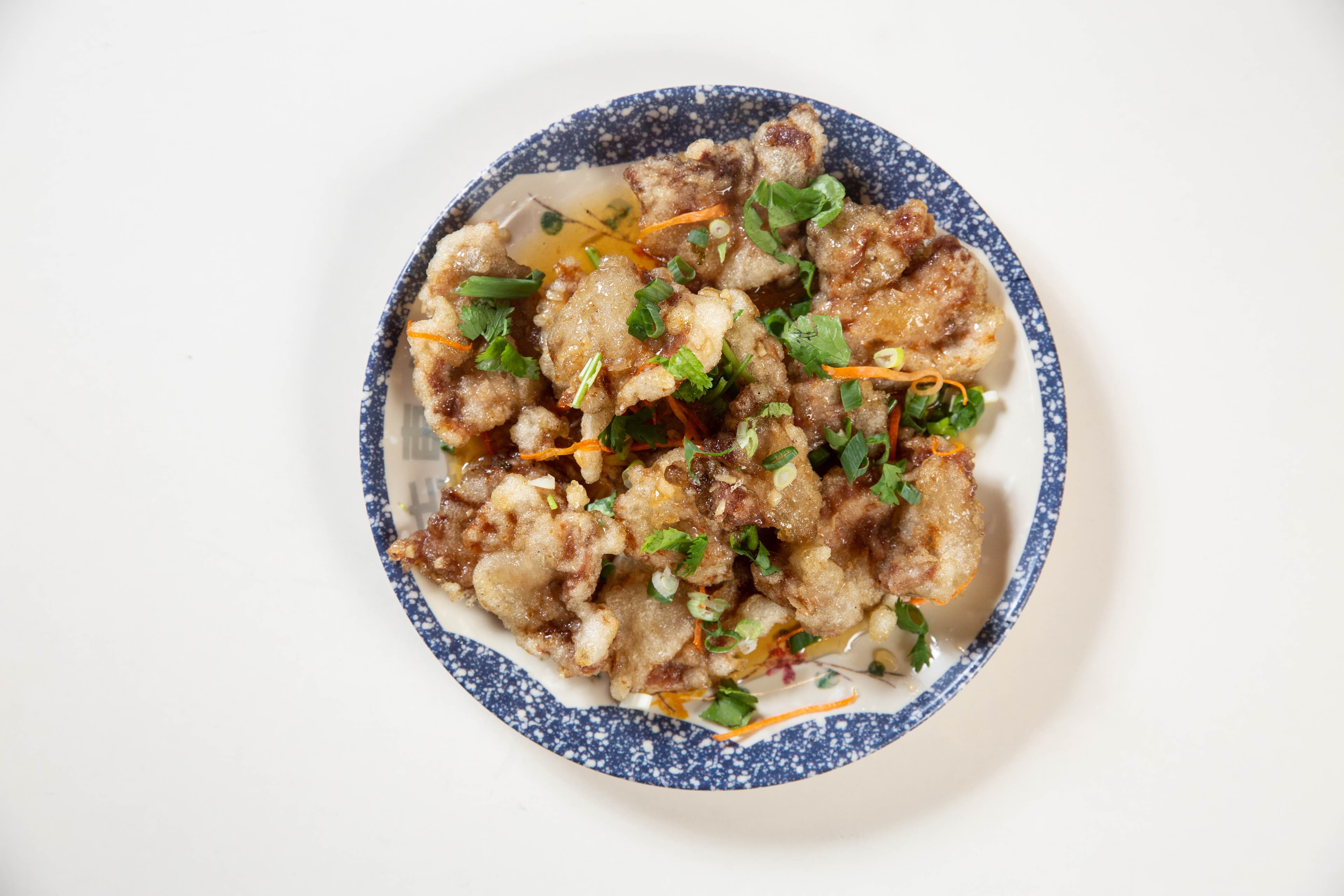 東北菜鍋包肉是楊波的拿手好菜，火侯控制得宜才能炸到外酥內嫩。（200元/份）
