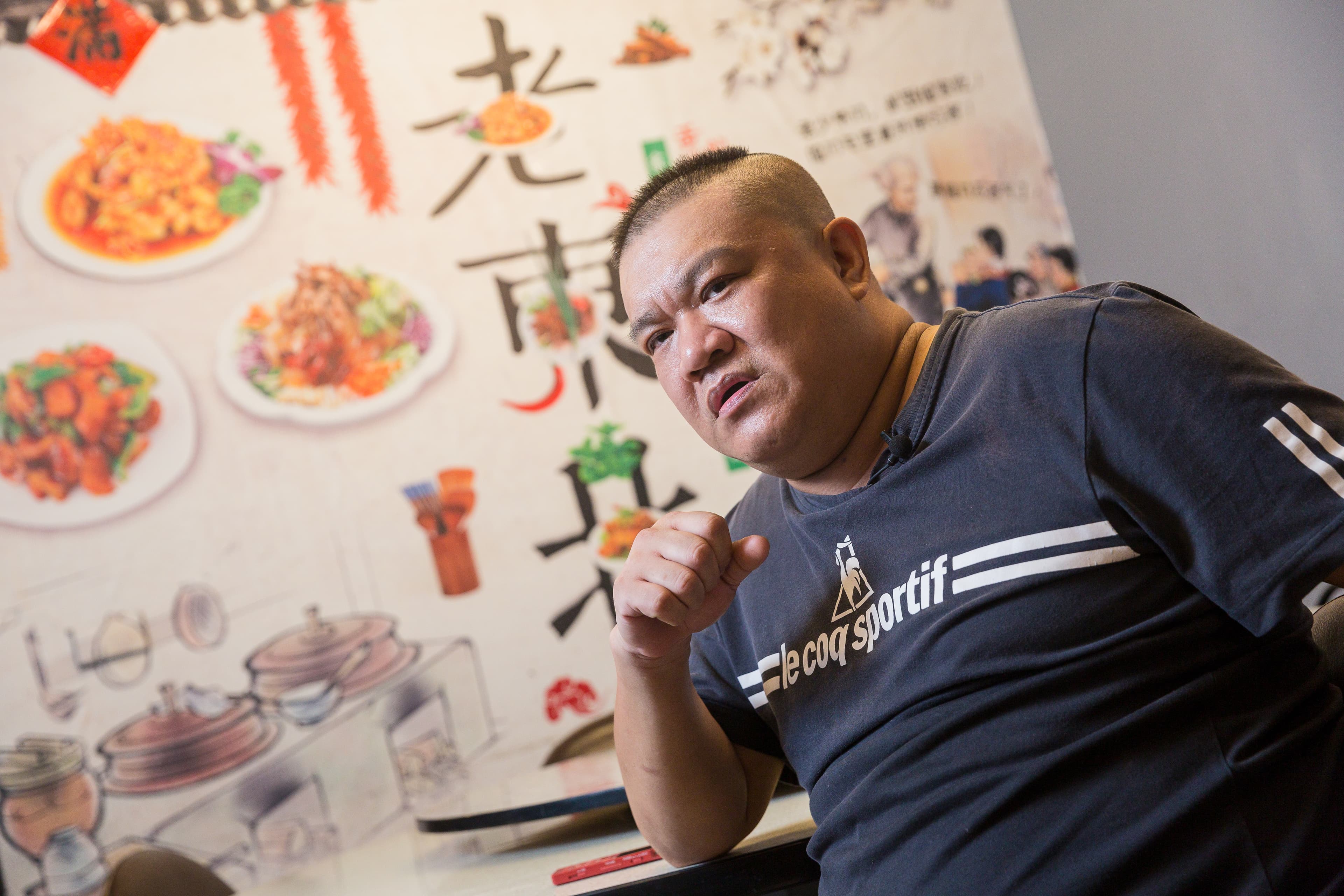 楊波曾是中國五星級飯店主廚，卻因投資失敗賠上婚姻與金錢，最低潮時遇見真愛，讓他不悔來台闖蕩。