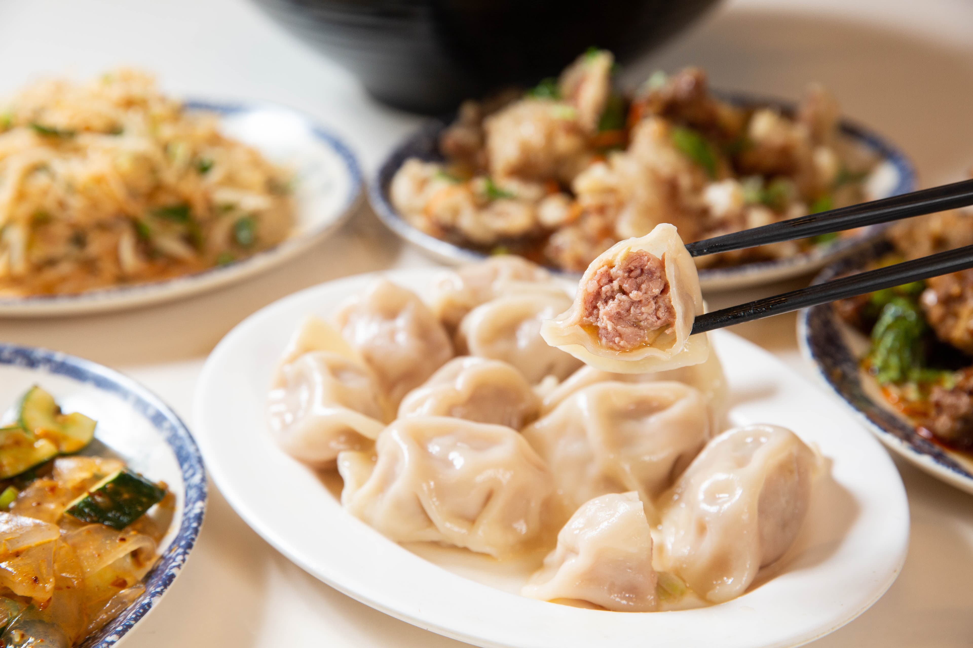 招牌水餃包入牛、魚、豬肉，是每桌必點的主食。（犇羴鱻水餃，100元/10顆）