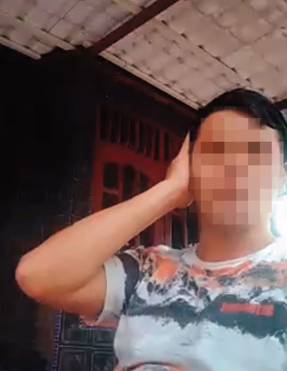 透過視訊，大旺號船員Arif試圖向我們還原Sunoto當天死亡的姿勢。