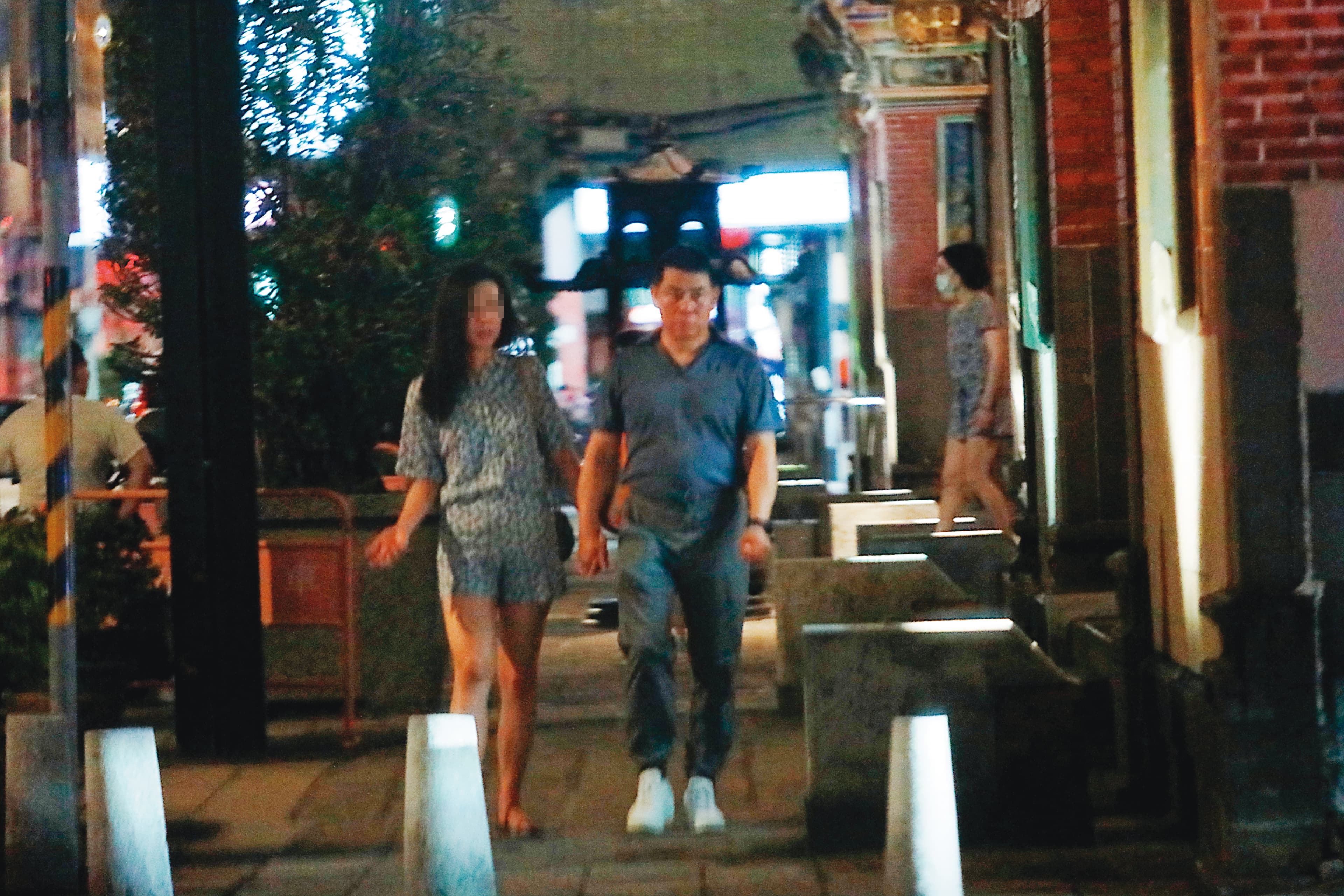 08/07 20：27 程昌興（右）一下班就趕到A女（左）香閨，之後2人一起出門覓食。
