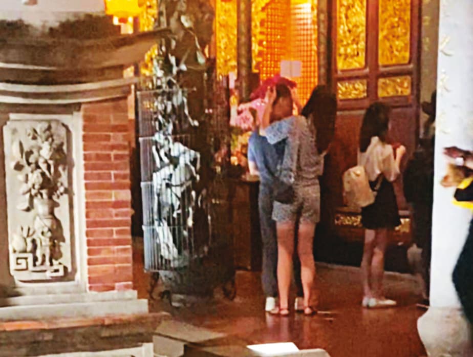 08/07 20：19 A女（中）將程昌興（左）伺候得無微不至，拜拜時還會用衛生紙幫程擦汗。