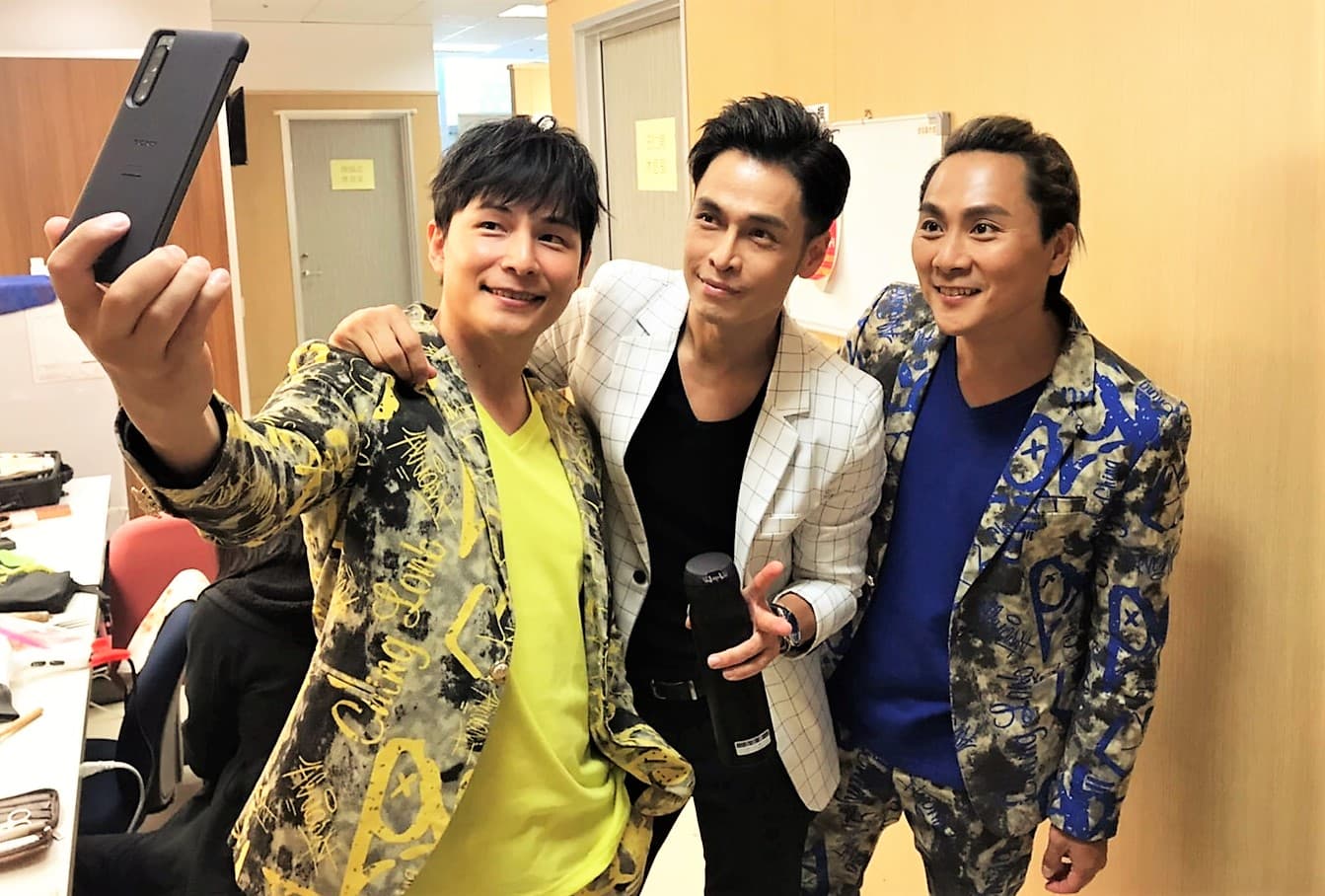 Gino（中）在後台與孫協志（左）、王仁甫（右）合照撇除他不爽主持棒遭截胡傳言。（民視提供）