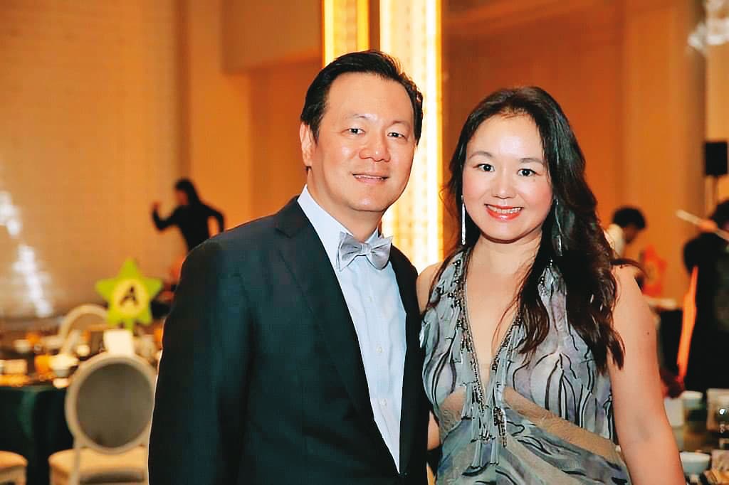 凱斯教育機構執行長吳敏蘭（右）夫婦，去年曾因虐童案向家長道歉。（讀者提供）