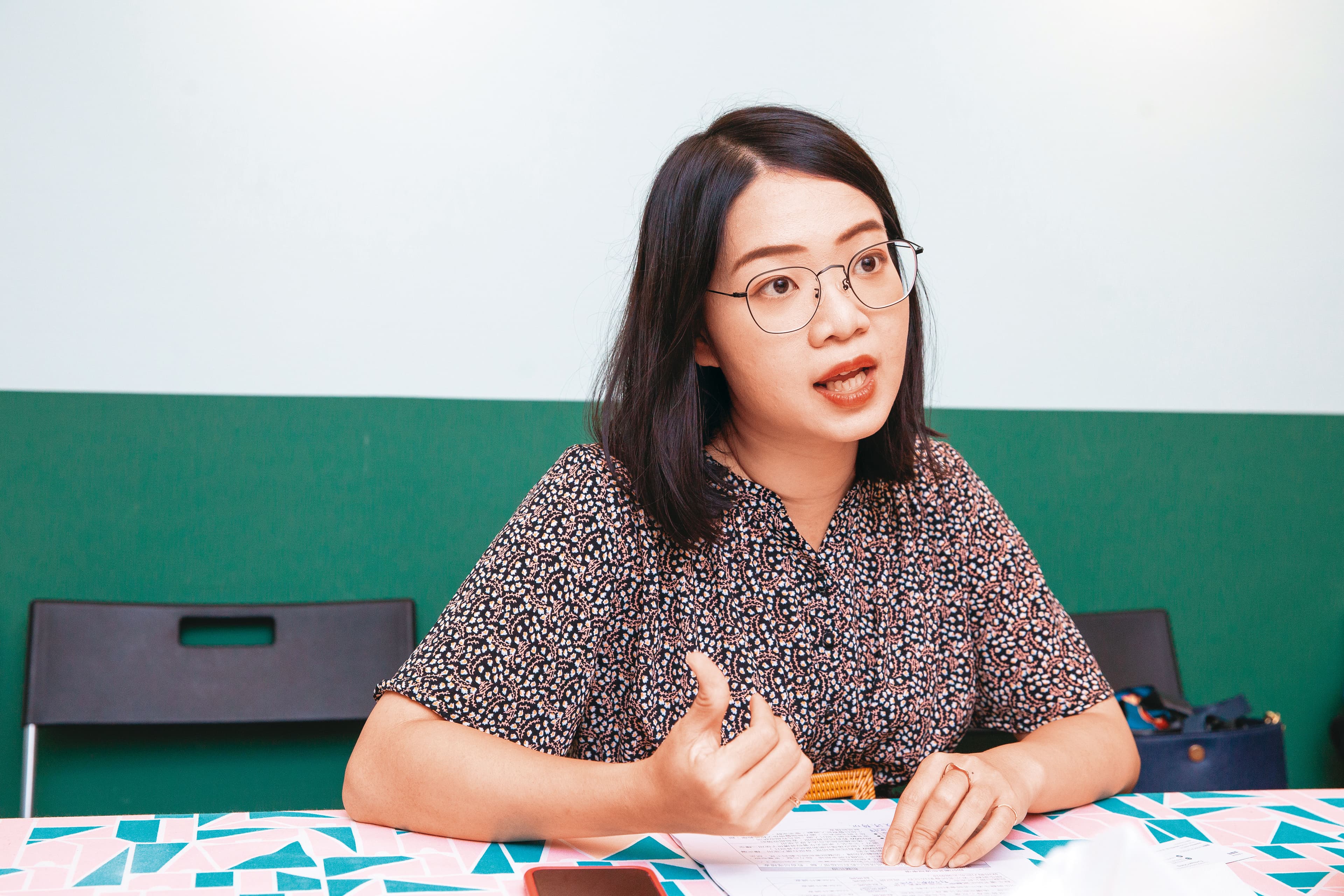 台北市議員黃郁芬痛批教育局的稽查系統失靈，無法保護幼童安全。