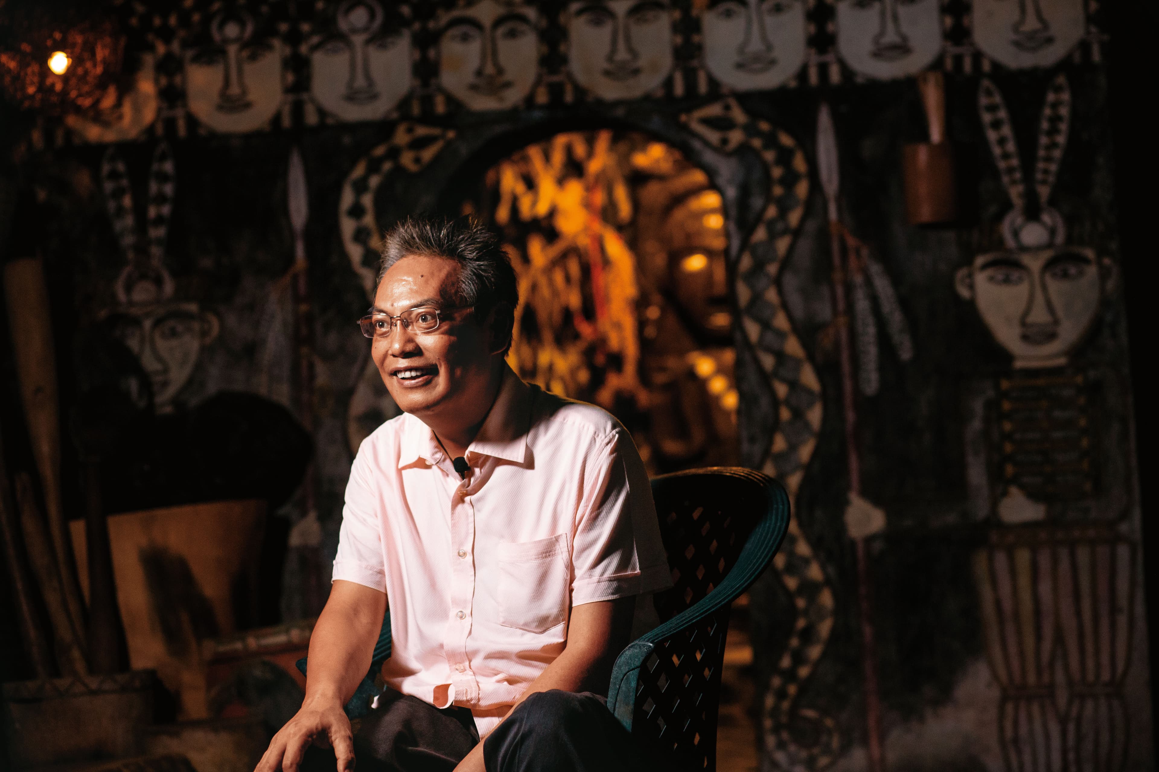 徐超斌在老家隔壁的祖靈屋前受訪。常把「上帝」掛嘴邊的他，卻說自己「有信仰、沒宗教」，正如他台北醫學大學的學姐李靜蘭說的，「他是不在乎繁文縟節的人。」