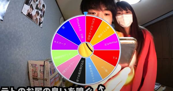 桐崎栄二抱著妹妹睡覺。（攝自YouTube「桐崎栄二.きりざきえいじ」）