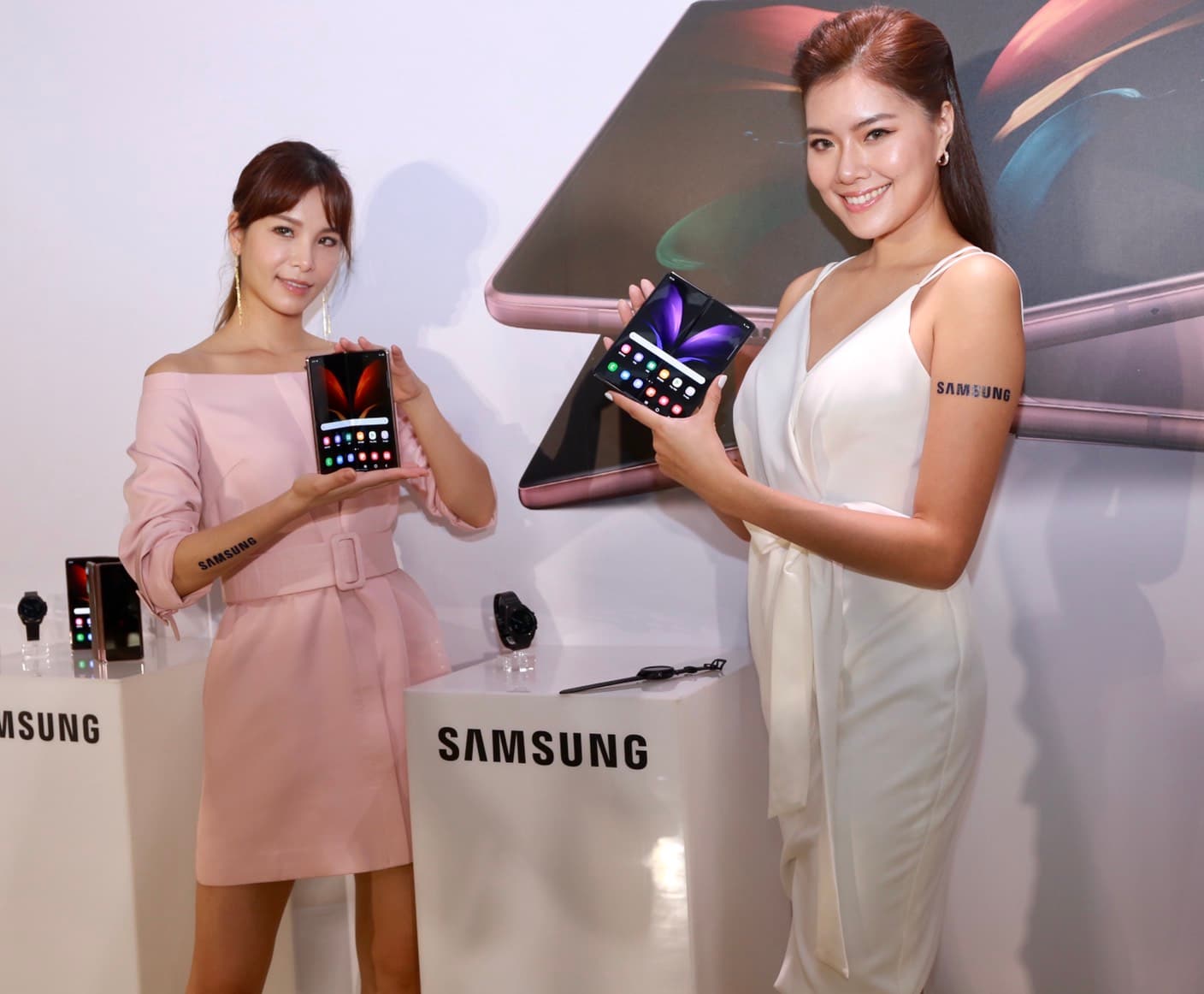 這次新發表的Galaxy Z Fold2支援5G網路，單機售價又再創新高達7.18萬元。
