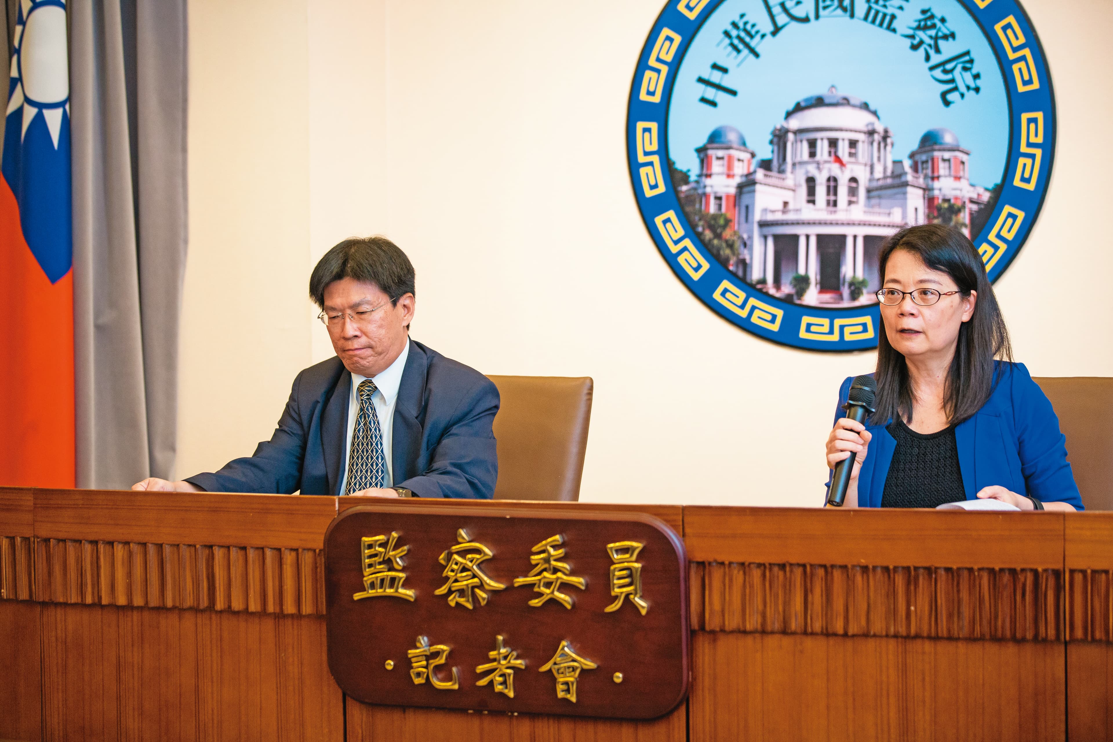 新任監委上任後，高涌誠（左）、王美玉（右）提案彈劾石木欽通過，並指出有司法警調高層涉入買股，呼籲相關單位自清。