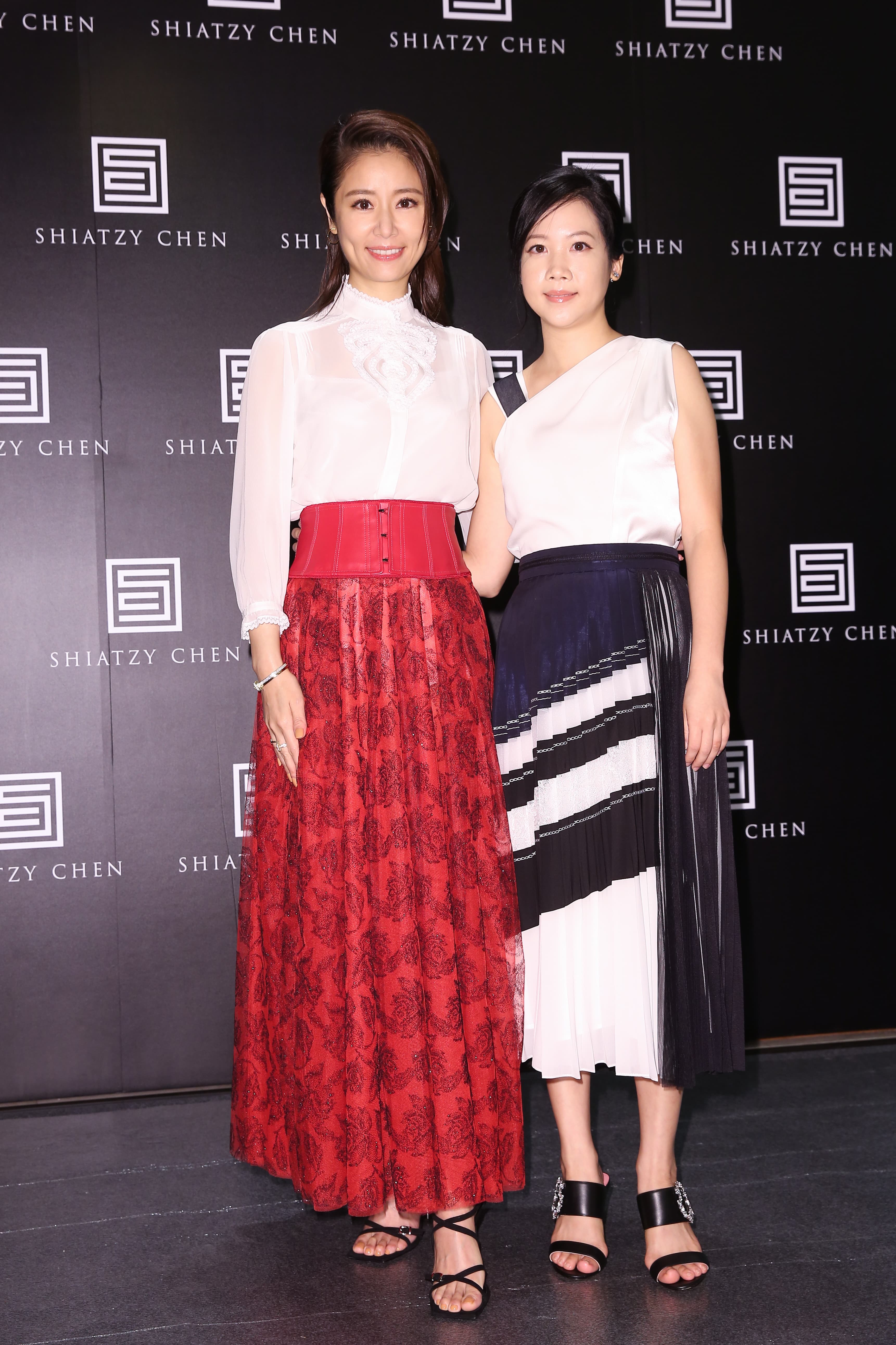 夏姿・陳少奶奶許媖媖（右）代表自家品牌到場支持，與林心如合影。