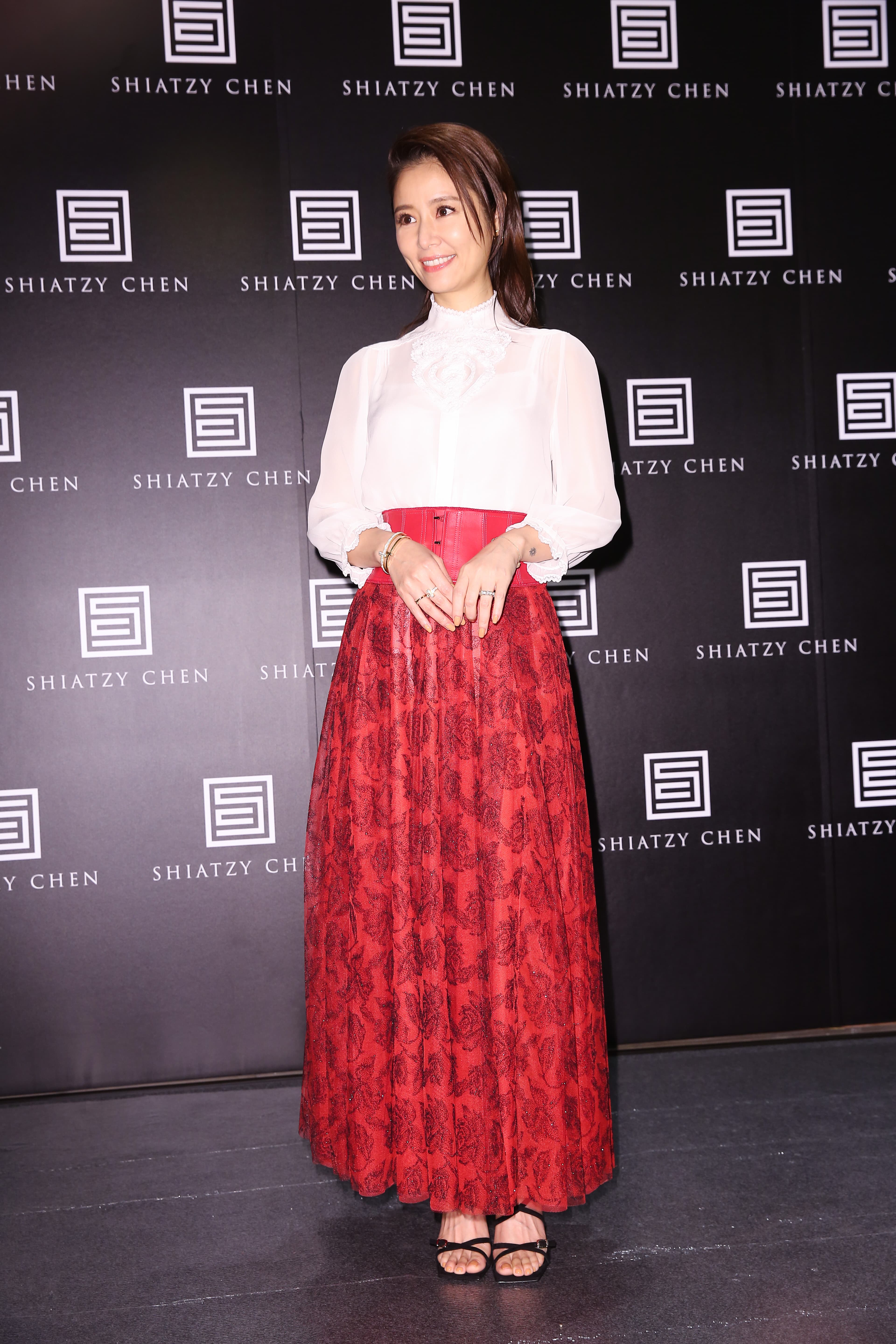 林心如穿著夏姿・陳2020秋冬服裝出席，透露試裝時一眼就愛上這條長裙，因為讓自己很有腰身。