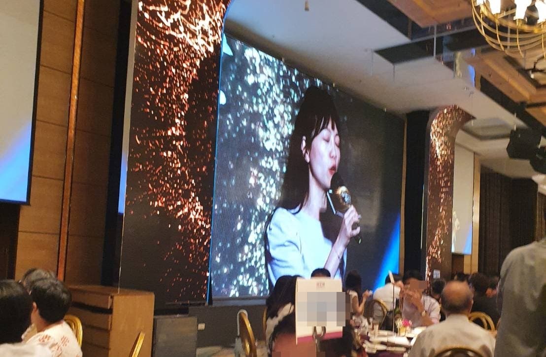 高嘉瑜高唱招牌歌〈隱形的翅膀〉,律師在社群紛紛轉傳及分享。(讀者提供)