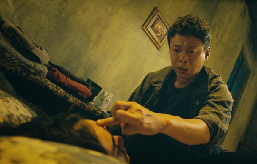 李康生在《馗降：粽邪2》裡扮演法師驅魔。（華影國際提供）