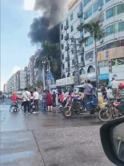 酒店再次爆炸，現場燃起熊熊火焰，玻璃碎片四散。（翻攝自微博）