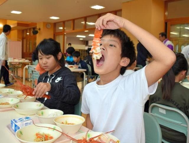 日本中小學營養午餐變化多樣，還曾出現過一整隻松葉蟹或是龍蝦。（翻攝自網路）