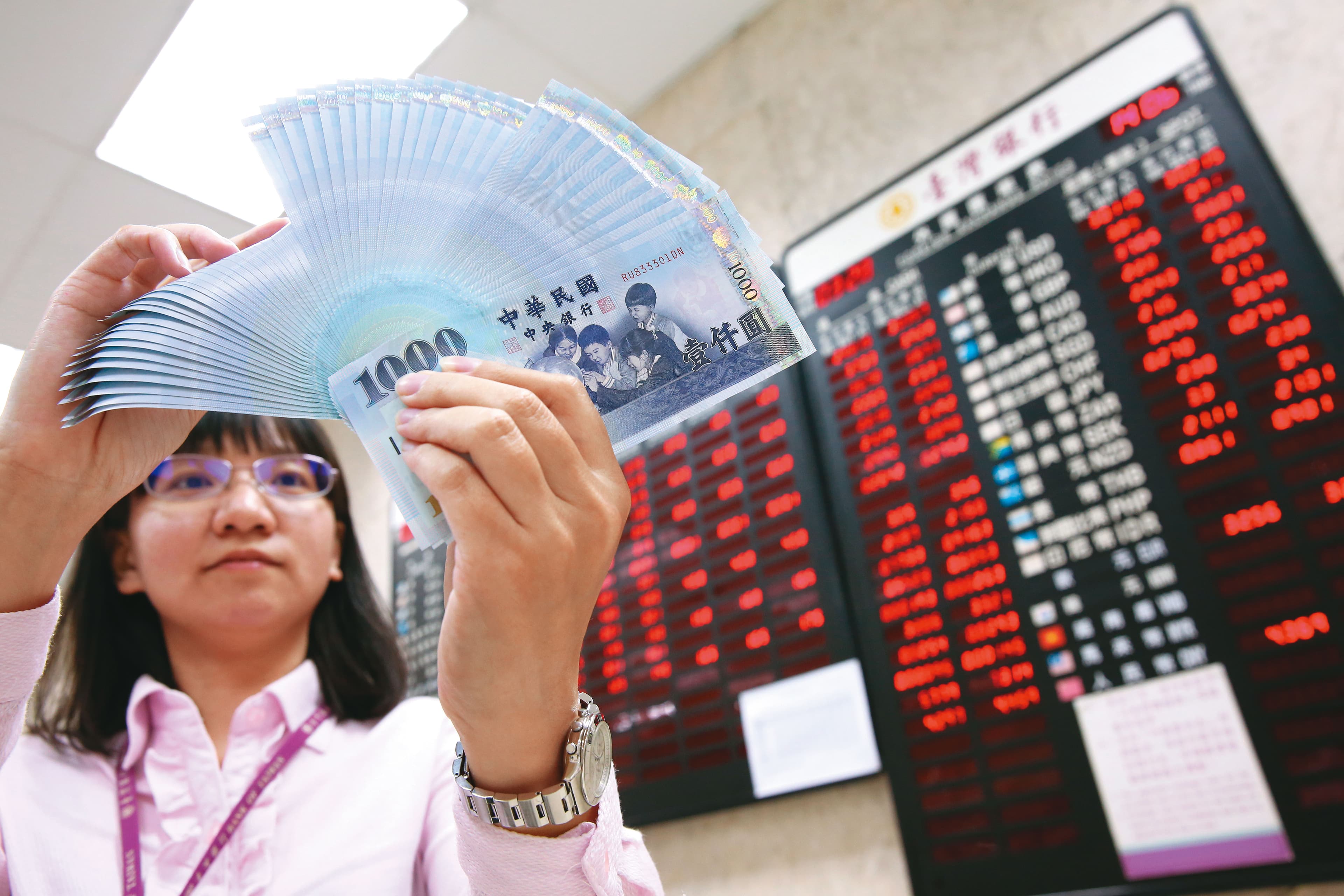 光是今年，新台幣兌美元升值就超過5角。專家預測，短期內新台幣仍會維持強勢格局。