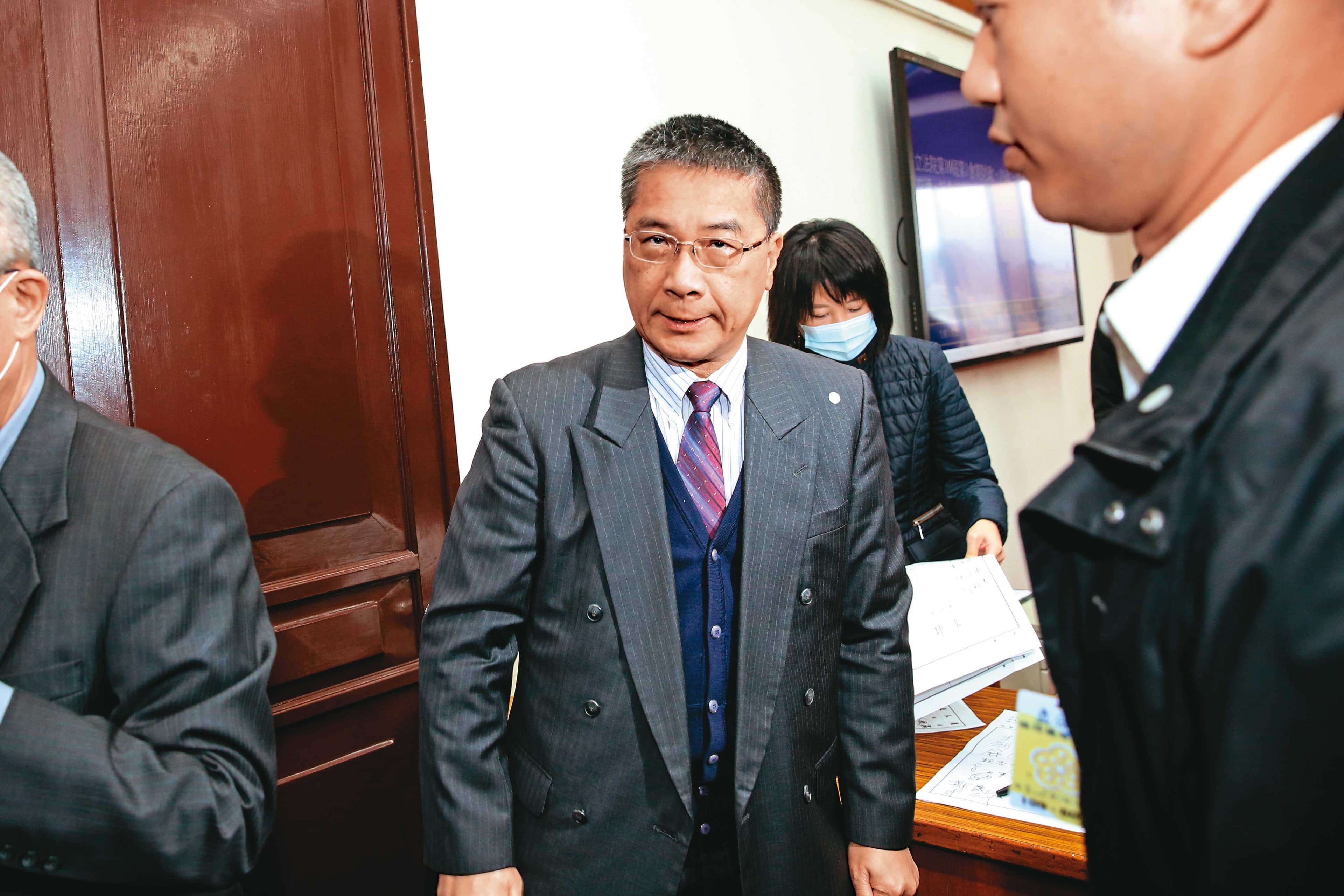 內政部長徐國勇收到國際認證機構「國際印刷產業聯盟」（Intergraf）來信，內容提及東元的證書未經認證。