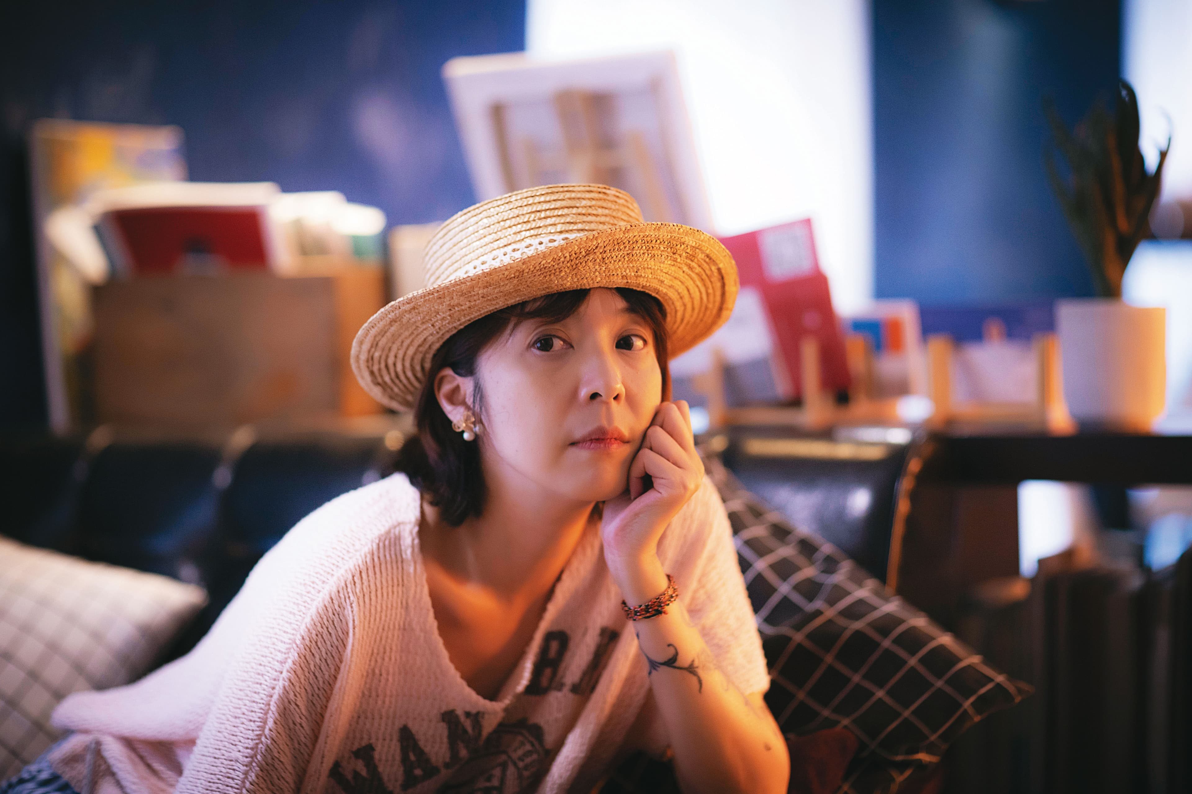 成英姝自拍時幾乎都會「開美肌」，她認為人追求外貌很自然，與年紀無關。「我媽80歲了，對外貌也很執著啊，有人說她漂亮，她還是喜不自勝，這是一定的！」