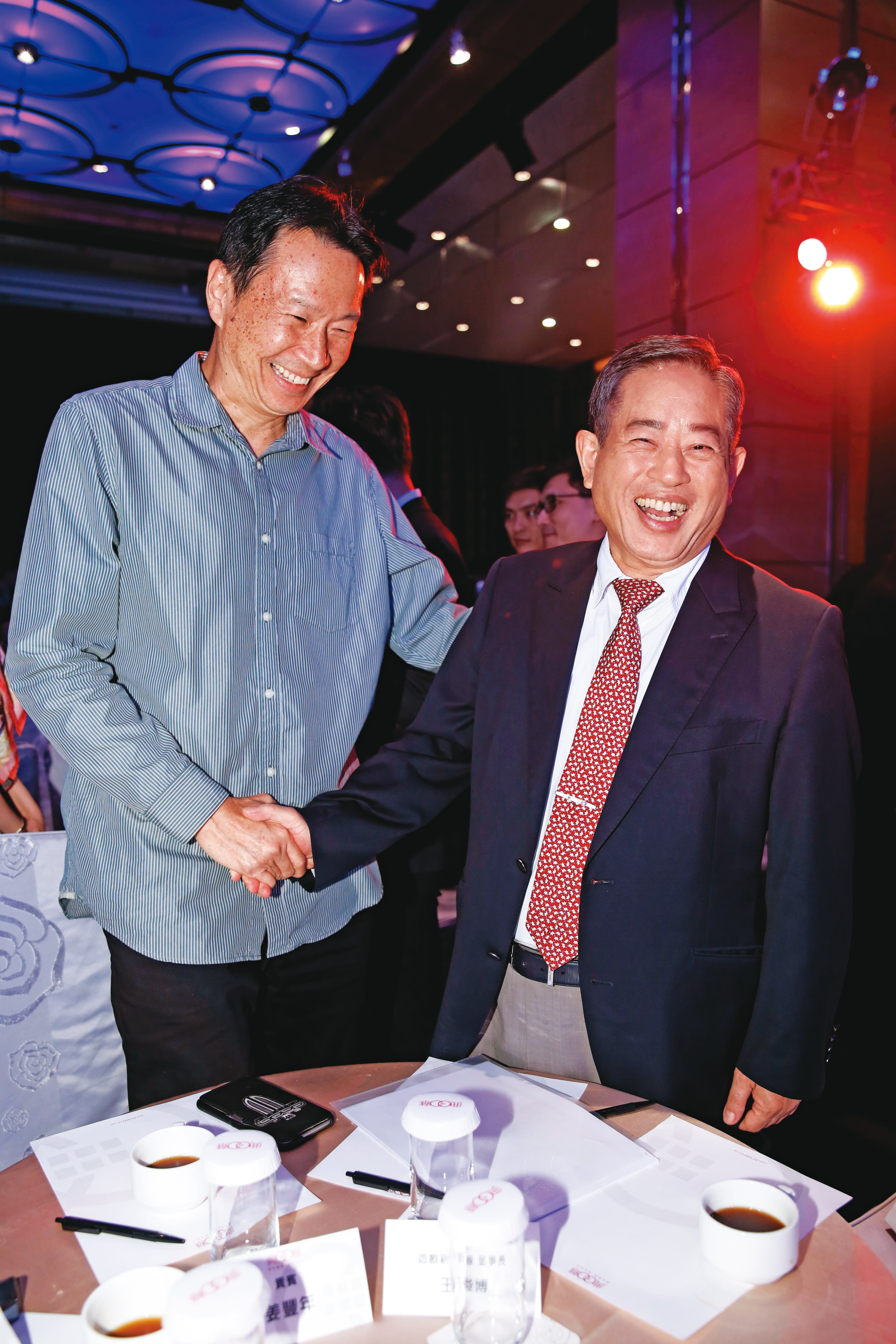 在凃俊光和姜豐年（左）牽線下，促成全達、智冠旗下金流公司整併。右為智冠董事長王俊博。