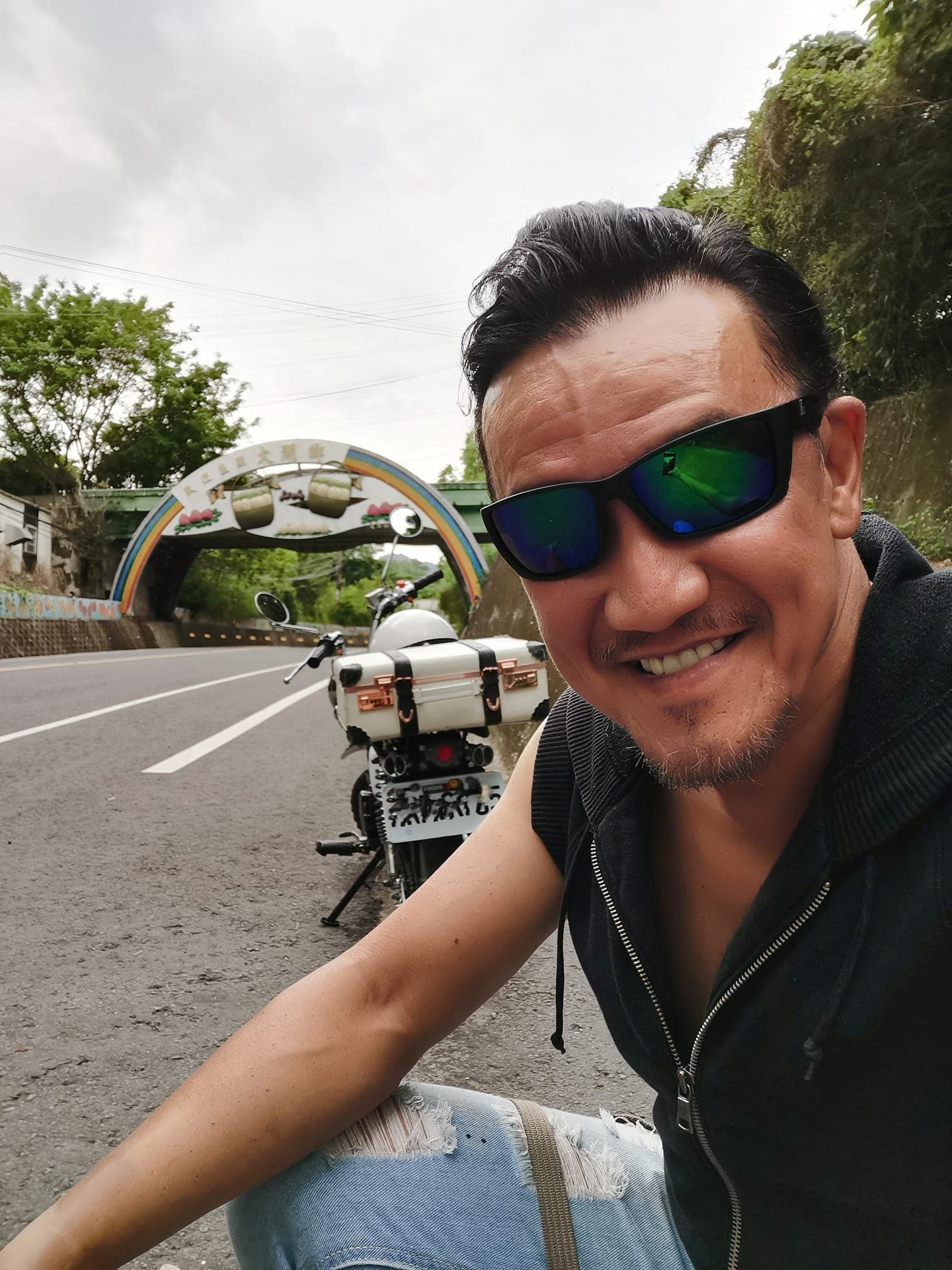 陳為民年輕時瘋玩越野摩托車，摔車後也留下後遺症。（翻攝自陳為民臉書）