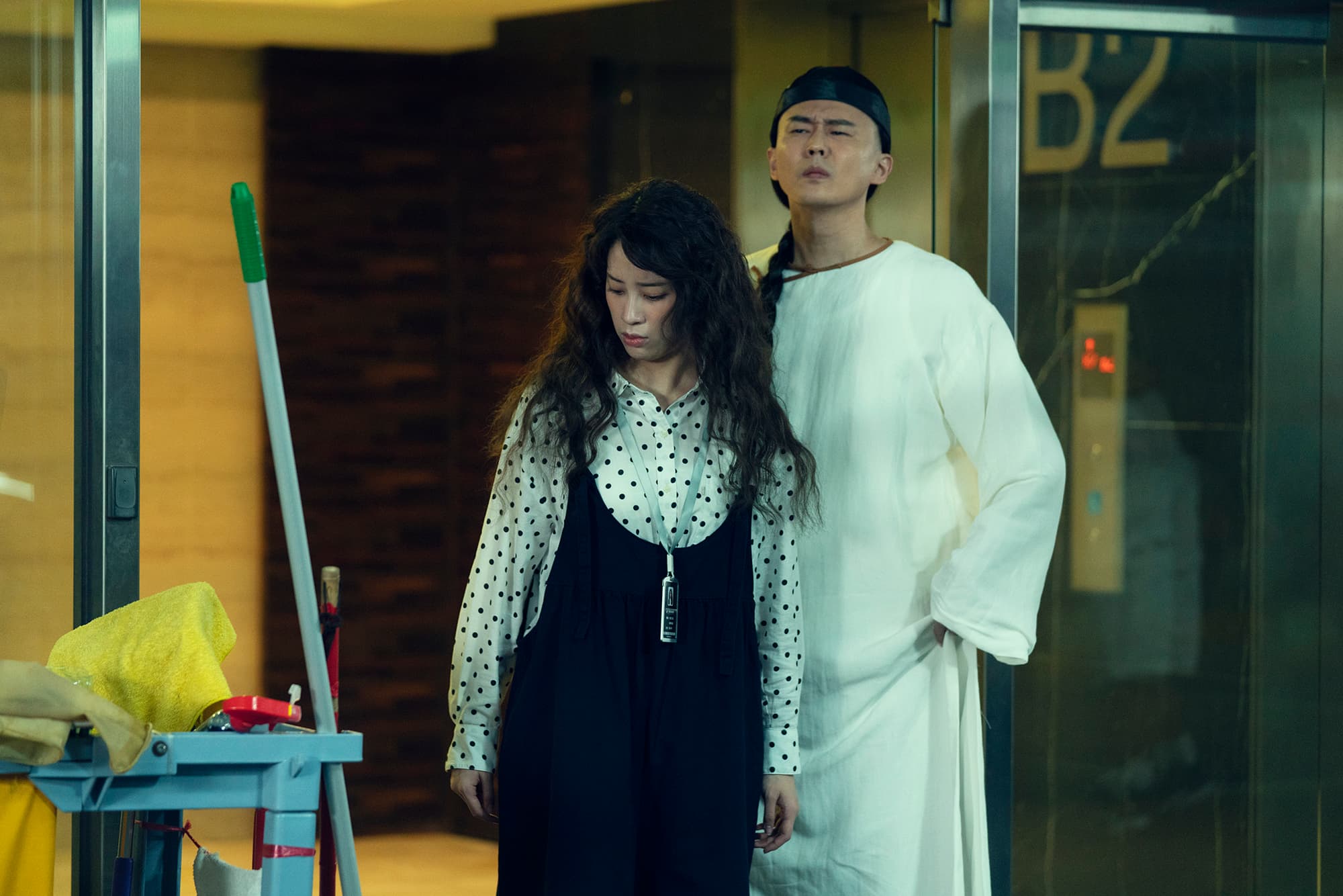 狄志杰演的清朝鬼是《腦波小姐》收視亮點之一，左為歐陽妮妮。（麗象影業提供）
