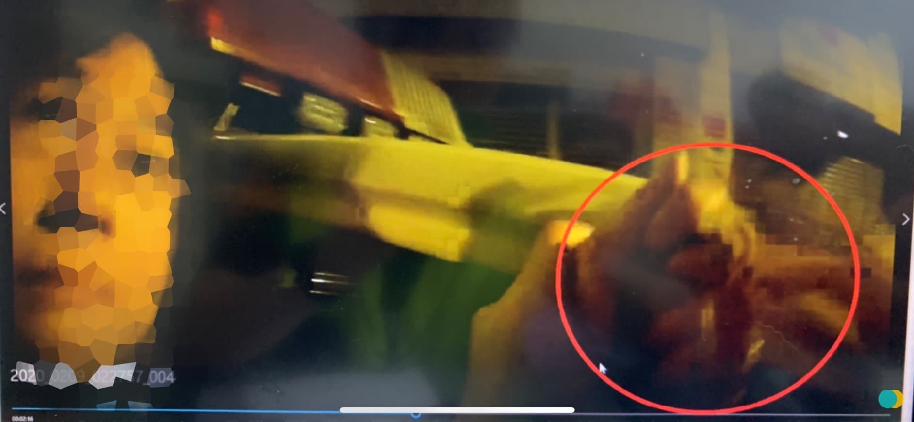 余女攻擊警方眼睛當下，全遭警用密錄器拍下。（警方提供）