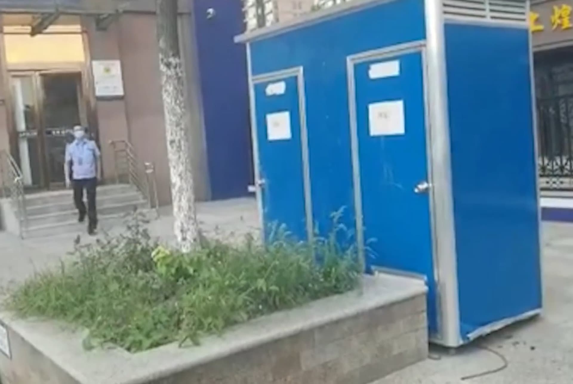 警方透過監視器追查，在夏女家門前發現被竊的流動廁所。（翻攝自遼寧廣播電視台官方賬號YouTube）