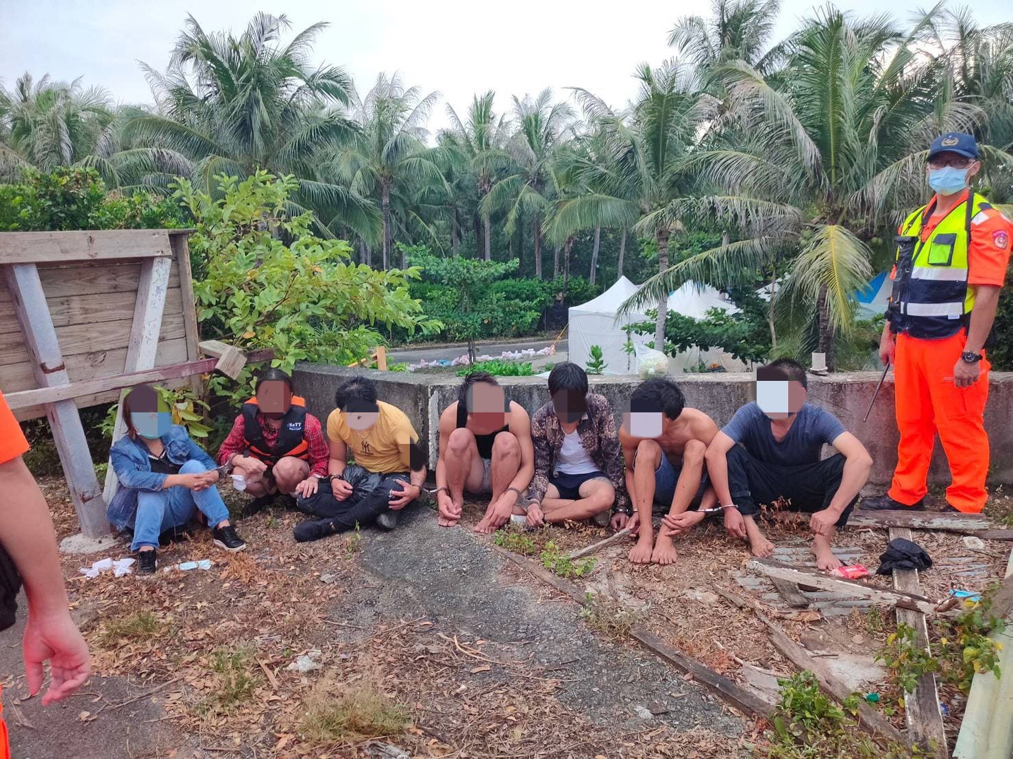 海巡署在墾丁海域逮捕12男、12女偷渡客。