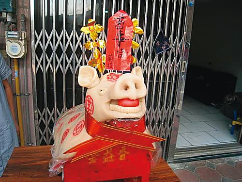 「刣豬公」不一定要真的神豬上供桌，網友分享用糕點食材製作的花豬公。（翻攝自澎澎英隨意窩）