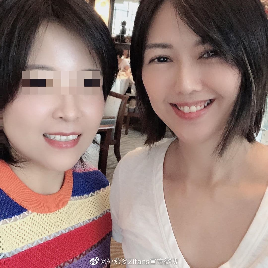 孫燕姿親切與粉絲合照，凍齡有成令人稱羨。（翻攝自孫燕姿Zifans官方微博）